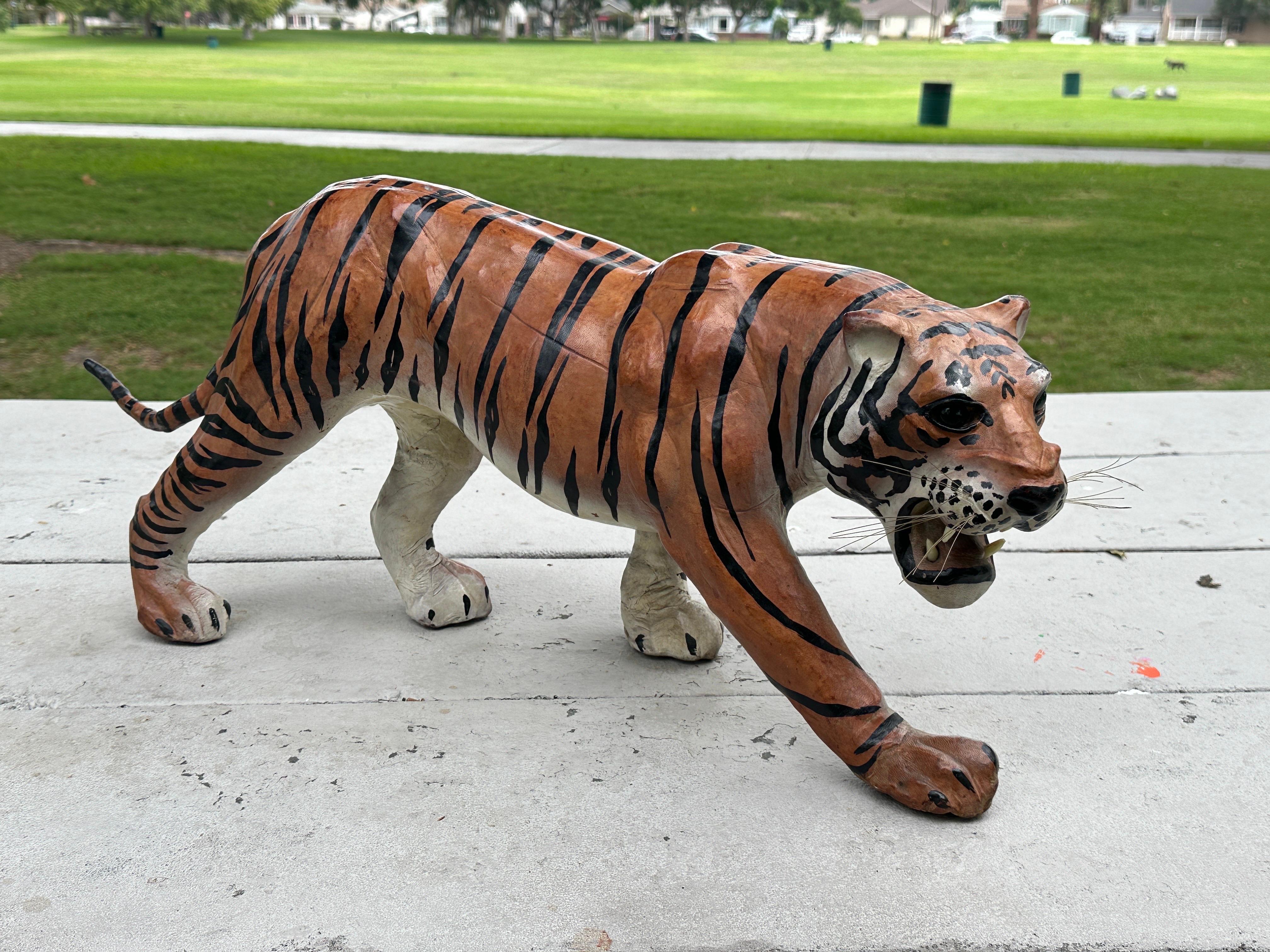 Realistische Skulptur eines bengalischen Tigers aus lackiertem Leder im Stil von Abercrombie and Fitch