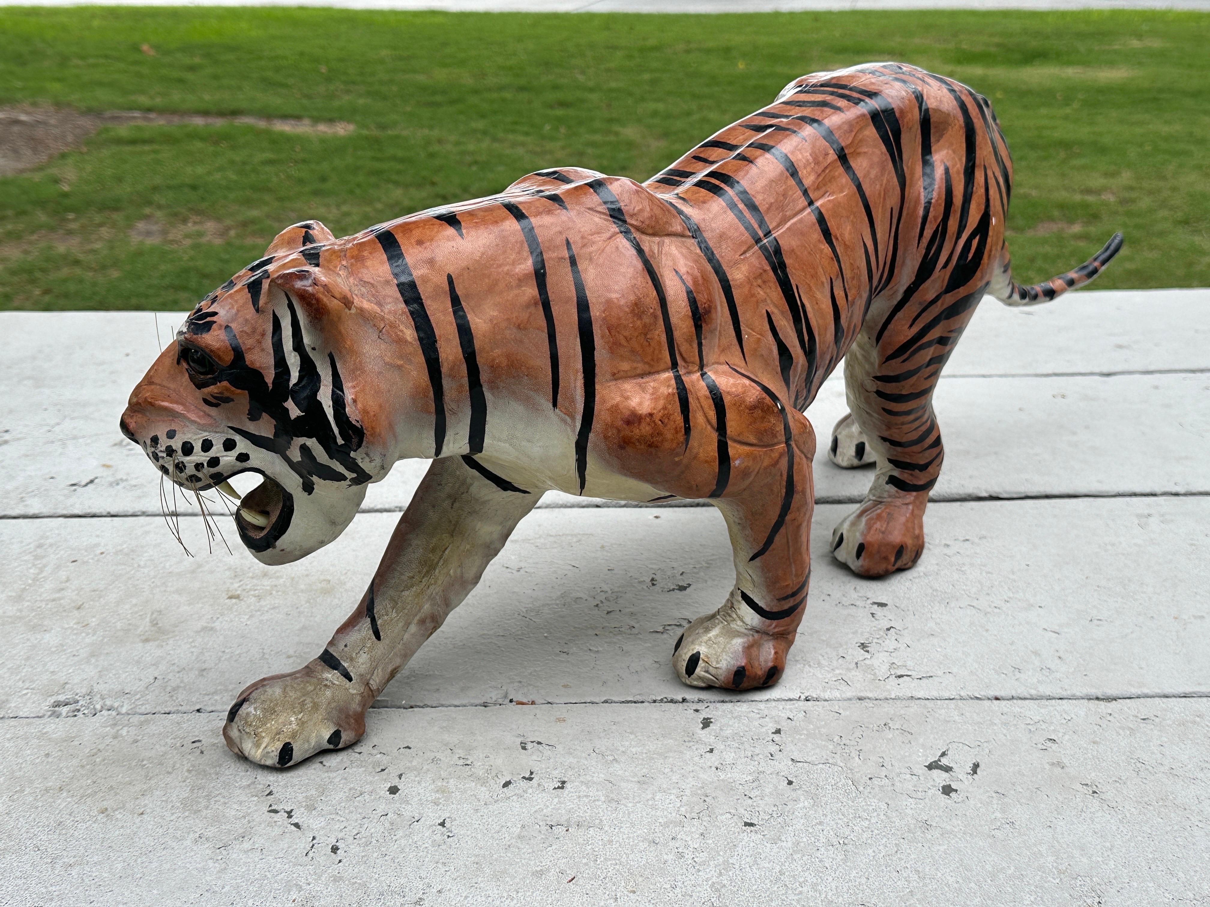 Bengalische Tiger-Skulptur (Handbemalt) im Angebot