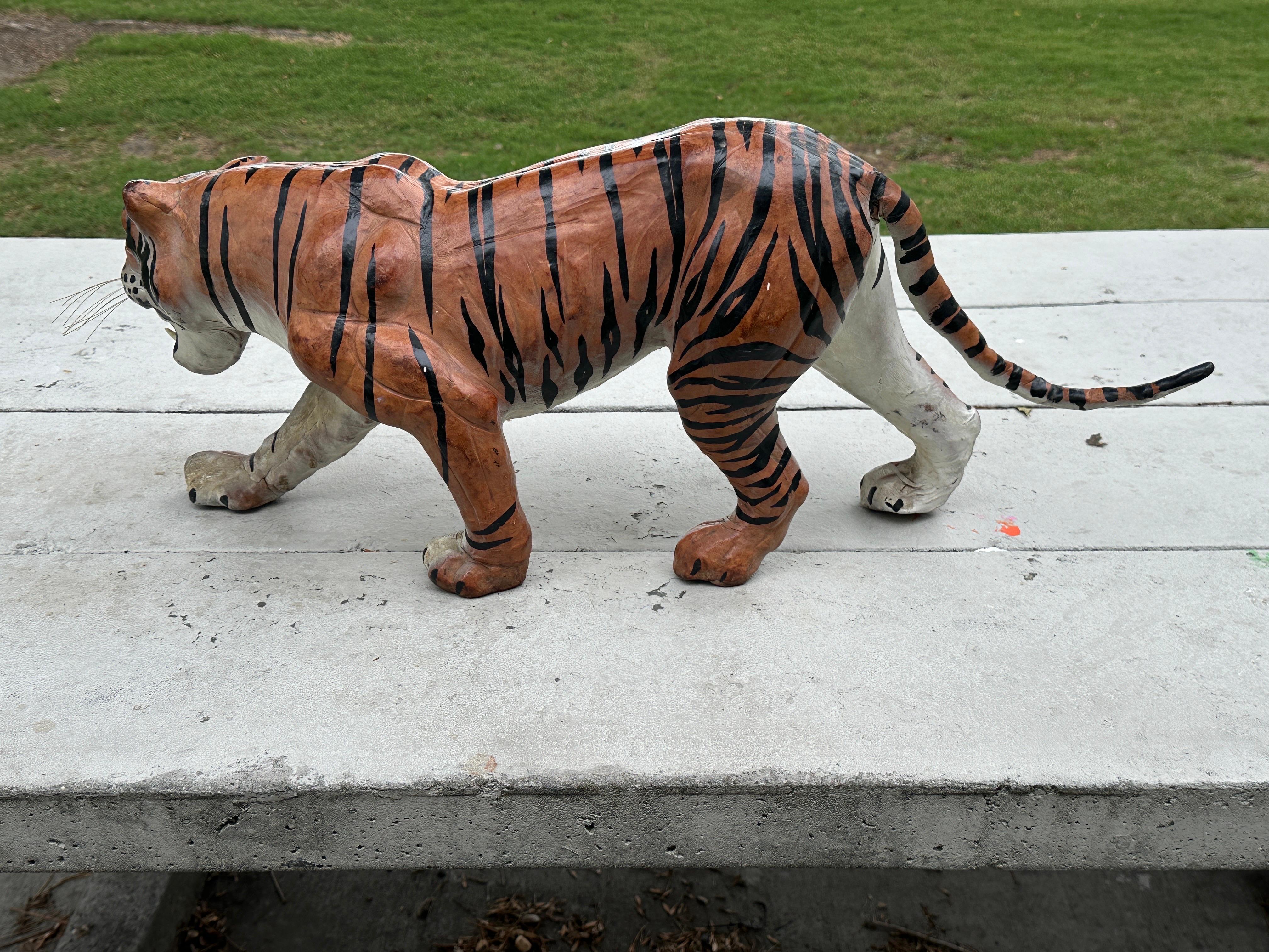 Bengalische Tiger-Skulptur (Mitte des 20. Jahrhunderts) im Angebot