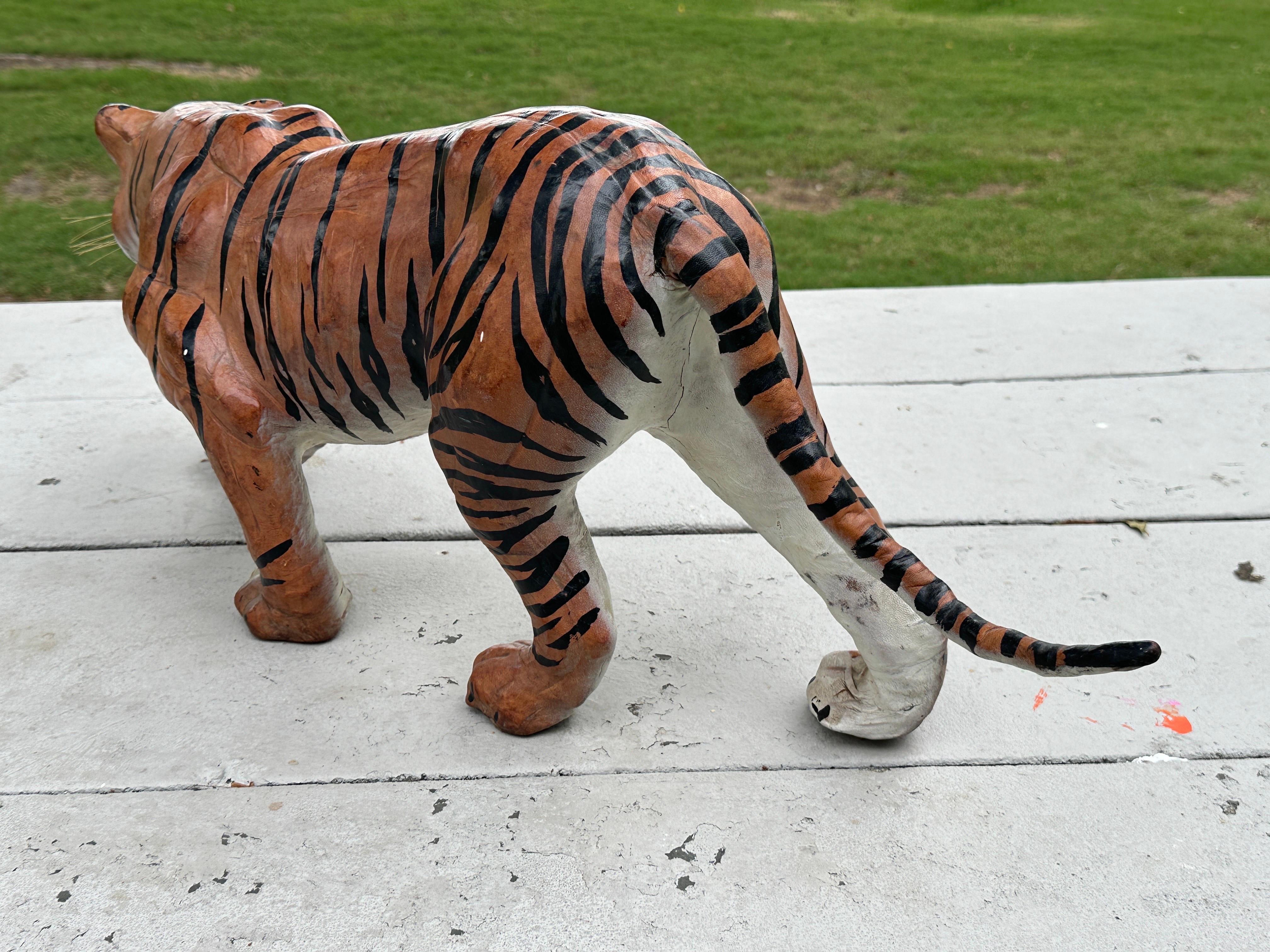 Bengalische Tiger-Skulptur (Leder) im Angebot
