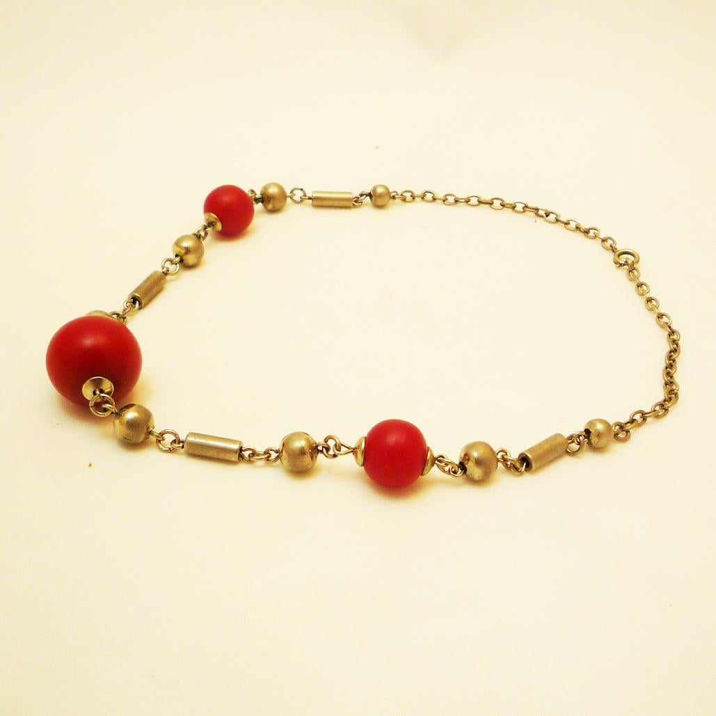 Bengelcollier red with bakelite balls

Necklace of the famous jewellery manufacturer Jakob Bengel from Idar-Oberstein, chrome elements with balls of red bakelite.

Chain length: 42 cm

D of the big ball: 2 cm

D 1920-30