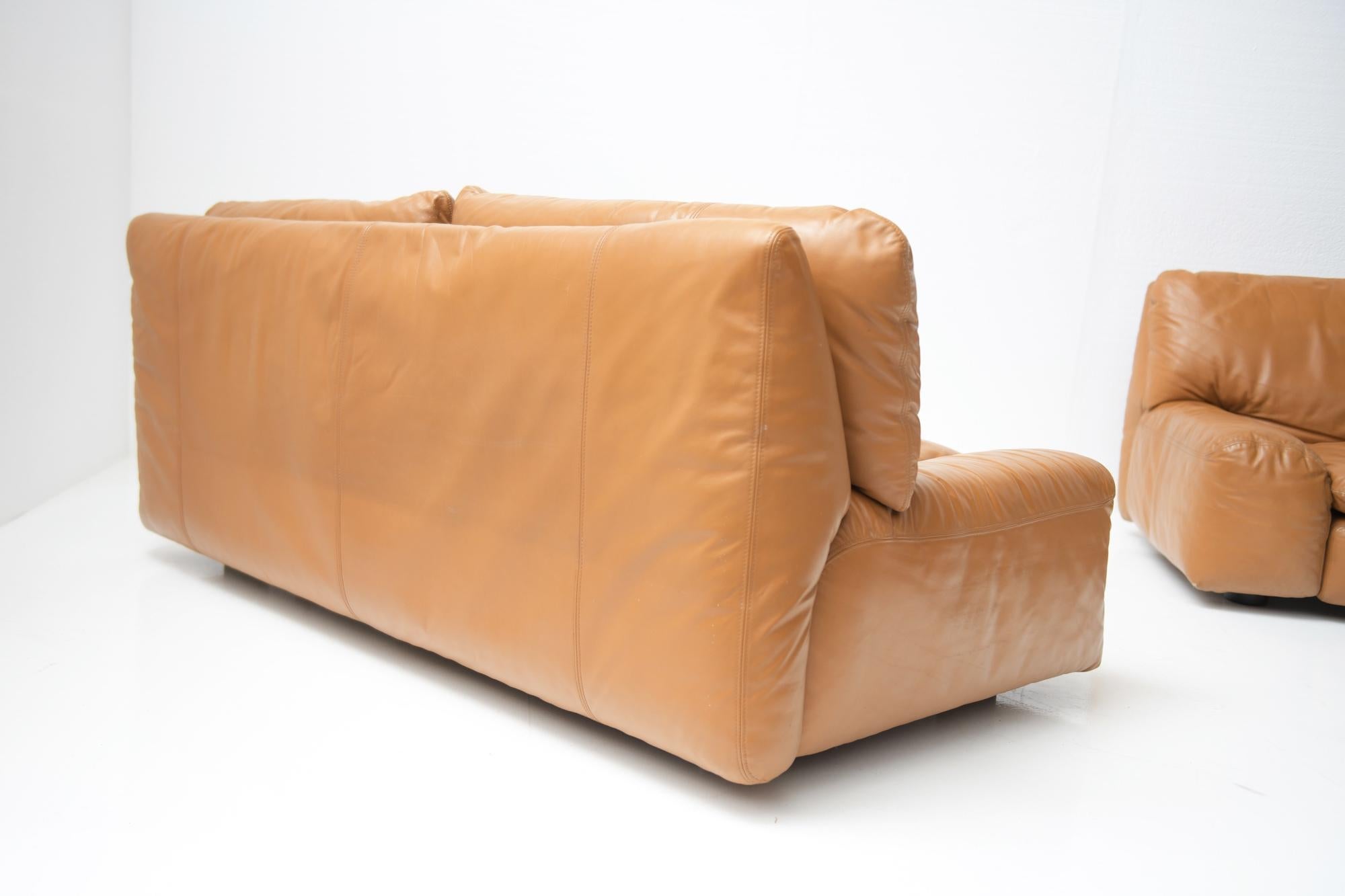 Cognacfarbene Vintage-Sofa aus Leder von Cini Bouri für Arflex Italien im Angebot 1