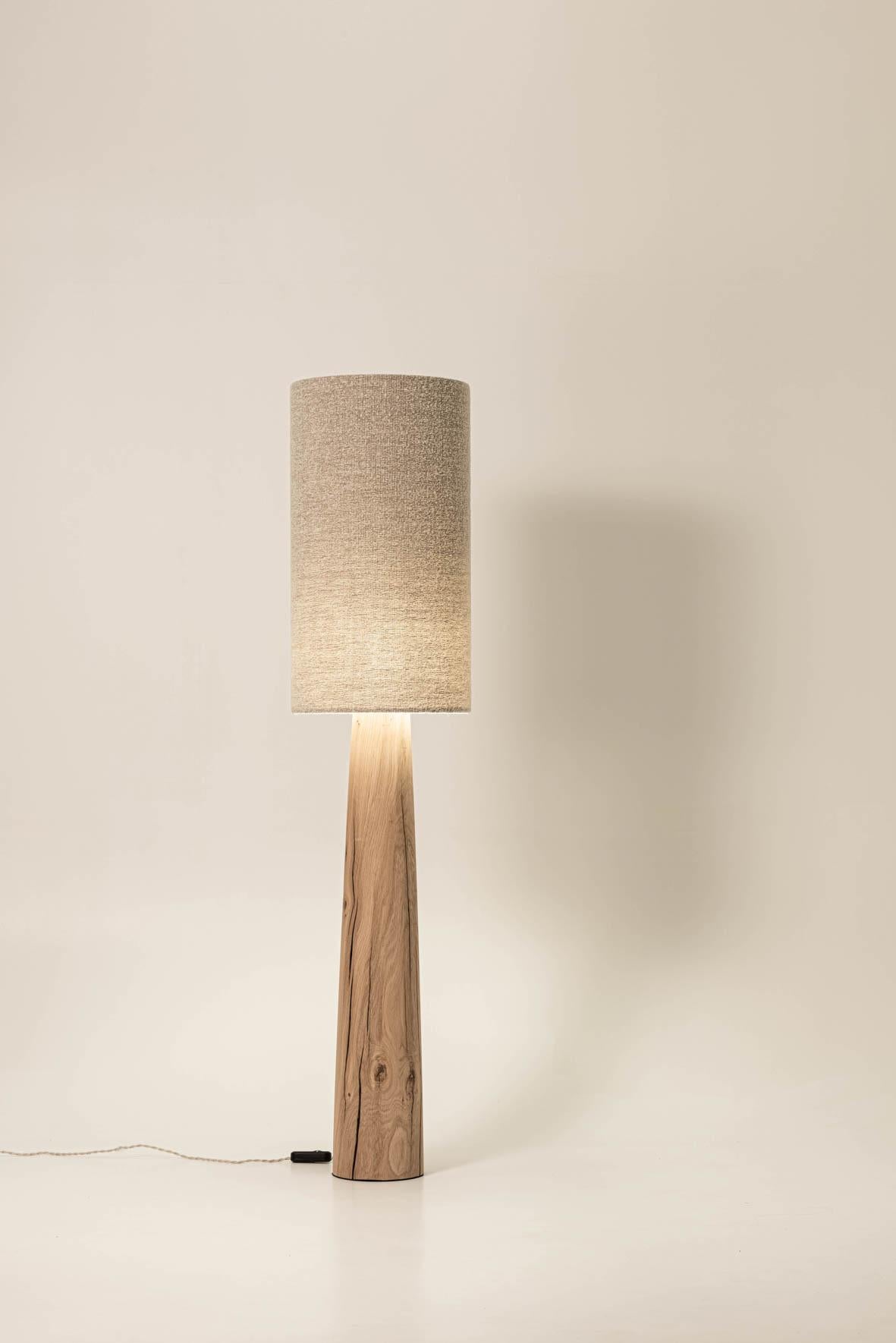 Lampada Bengra FL4XXL di Jeroen De Ruddere.
Dimensioni: D. 45 x H. 183 cm
Lunghezza del cavo: 200 cm
Dimmerabile: Yes One
Materiali: Oak Nature brutale e tessuto.

Tutti i pezzi sono certificati CE.

Ogni lampada è fatta a mano, quindi le misure