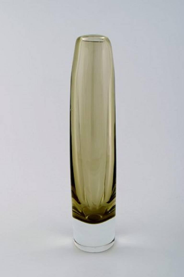 Bengt Edenfalk pour Skruf, verre d'art suédois, années 1980.
Mesures : 21.5 cm. x 11 cm.
En parfait état.
