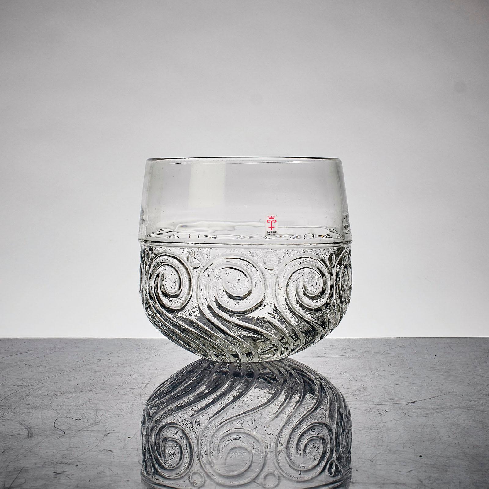 Bol en verre conçu par Bengt Edenfalk pour Skrufs Glasbruk, Suède, années 1960. Excellent état. Étiquette d'origine du fabricant.
Dimensions :
Hauteur : 16,5cm, diamètre 17,5cm.