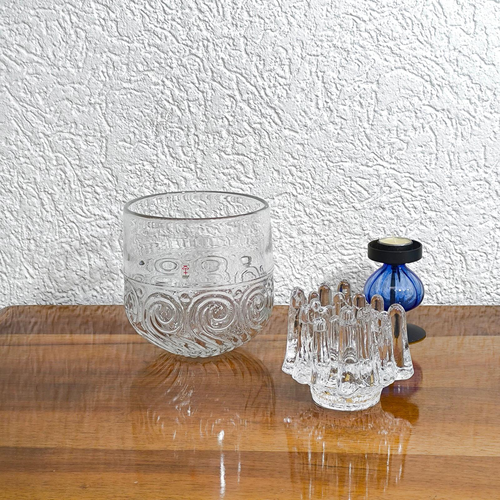 Bengt Edenfalk entwarf diese Glasschale in den 1960er Jahren für Skrufs Glasbruk, Schweden. Es ist in ausgezeichnetem Zustand und hat das originale Label des Herstellers.
Abmessungen:
Höhe: 16,5cm, Durchmesser 17,5cm.