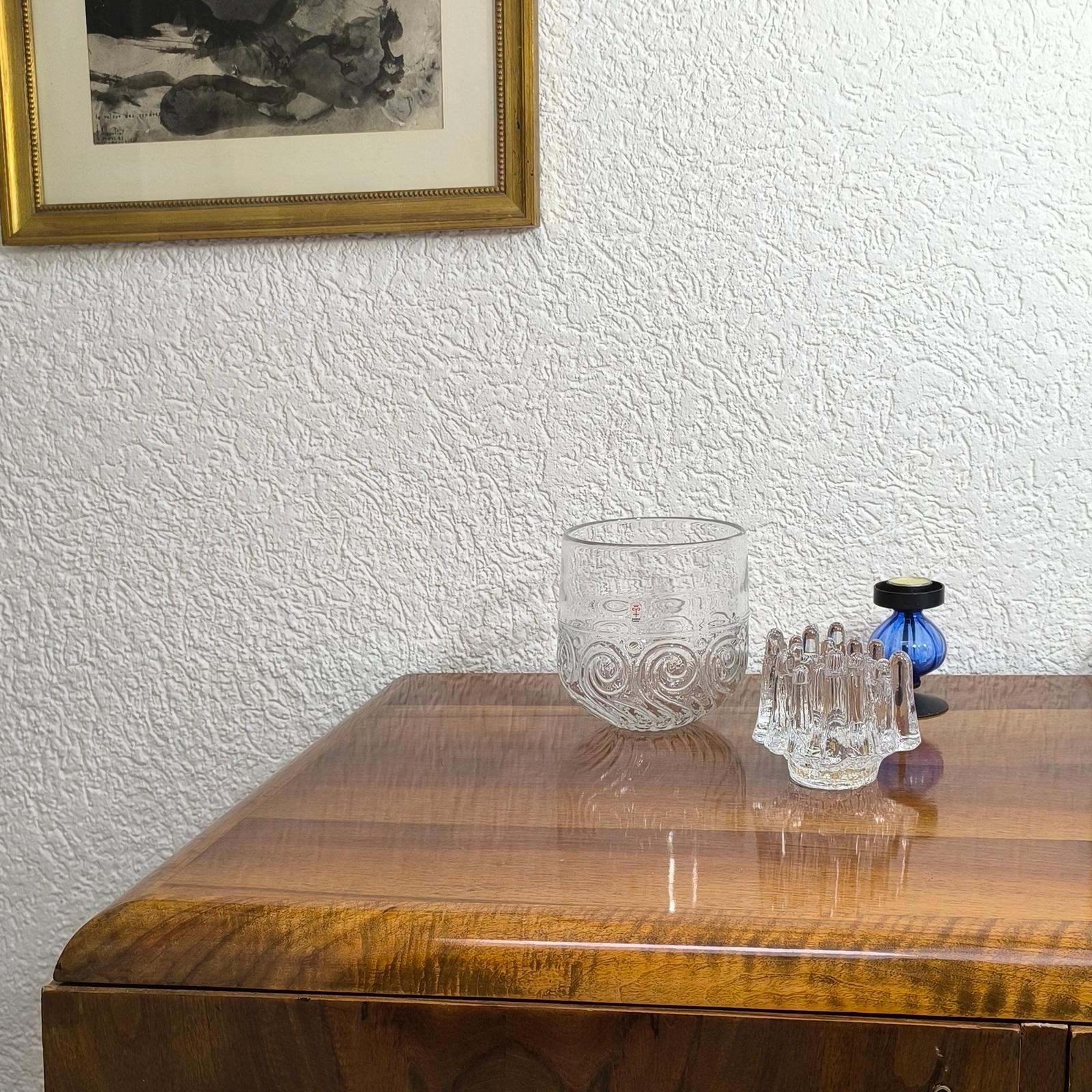 Seltene Glasschale von Bengt Edenfalk, hergestellt von Skruf Schweden 1960er Jahre (Moderne der Mitte des Jahrhunderts) im Angebot