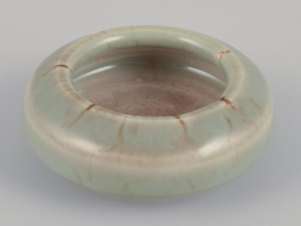 Bengt Ekeblad (1922-2003), ceramista svedese di Rörstrand.
Unica ciotola in ceramica in miniatura con smalto dai toni verdastri. 
Un pezzo raro.
Marcato e datato '64 (1964).
In perfette condizioni.
Prima qualità di fabbrica.
Dimensioni: Diametro 8,0