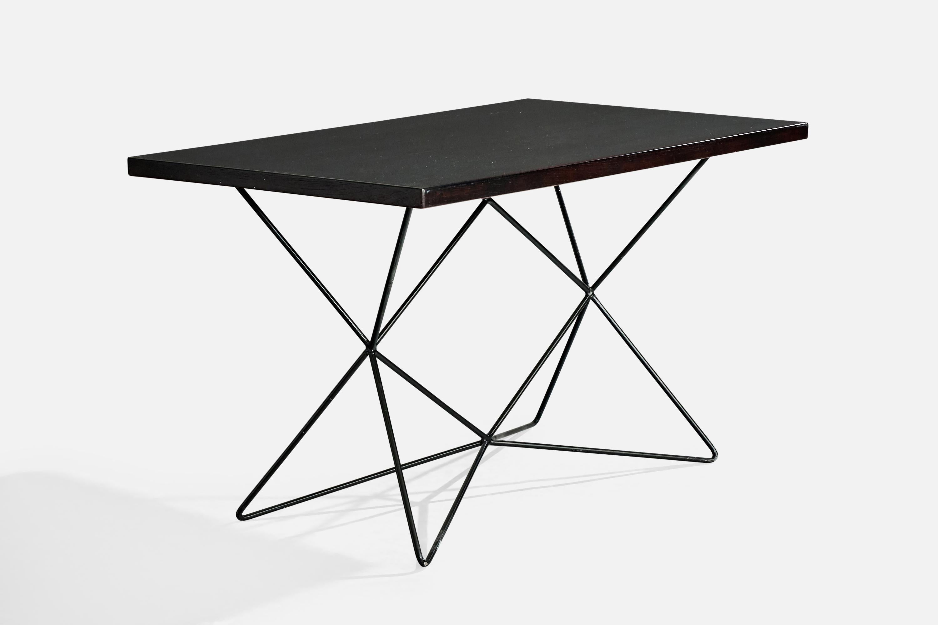 Una consola o mesa multiusos ajustable, modelo 