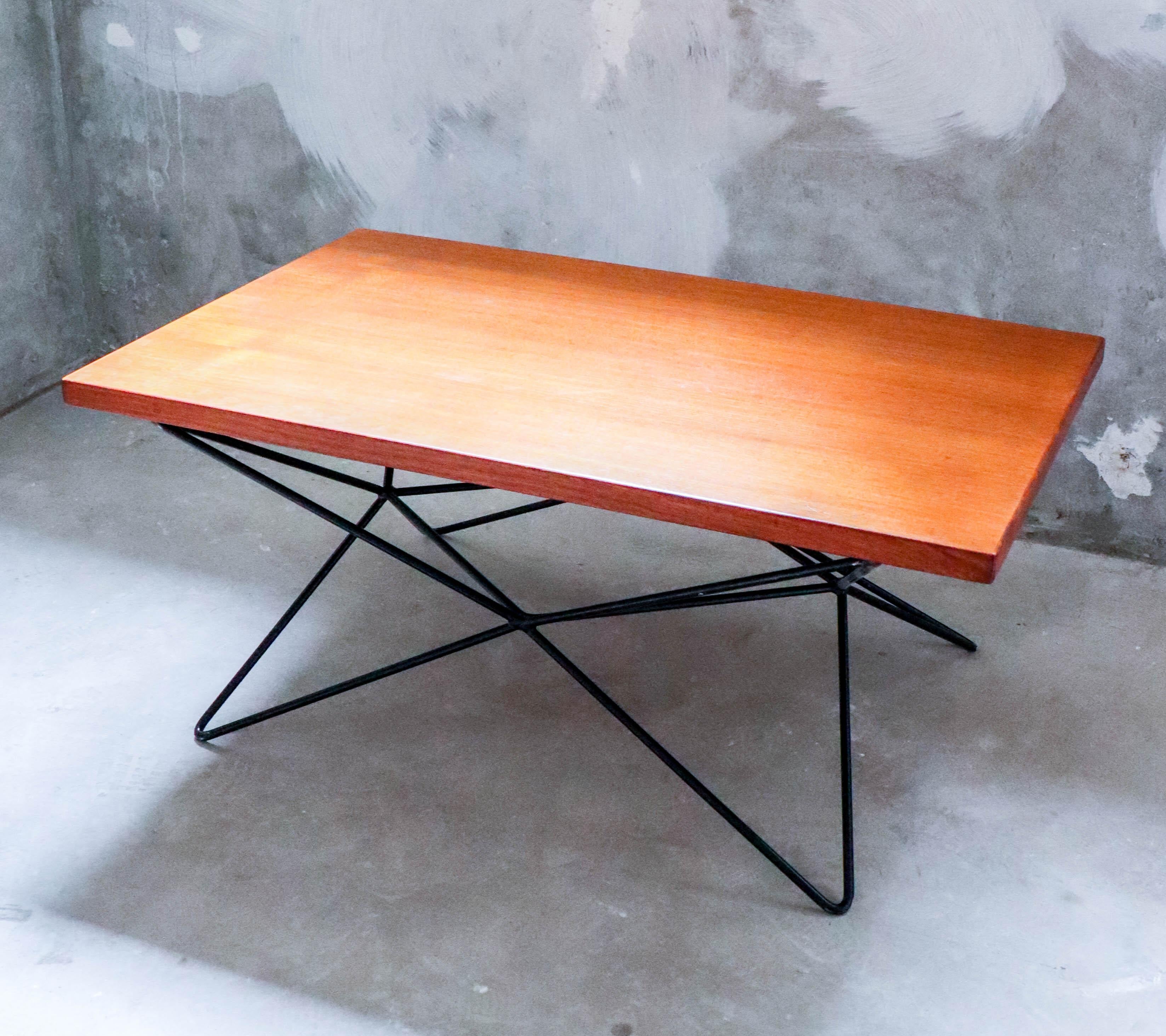 A beautiful A2-table designed by the Swedish architect and designer Bengt-Johan Gullberg. The table was designed to be both a coffee table, dinner table and a cocktail / side table depending on how you flip the base. It is designed in 1952, the base