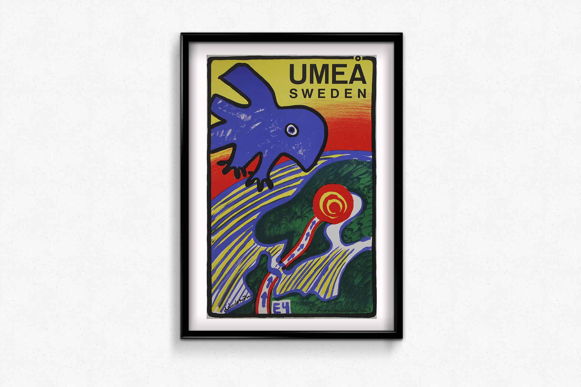 Este llamativo cartel de viaje original para Umeå (Suecia), diseñado por el renombrado artista sueco Bengt Lindström, es una representación audaz y dinámica de la ciudad del norte de Suecia. Lindström, conocido por su estilo expresivo y colorista,