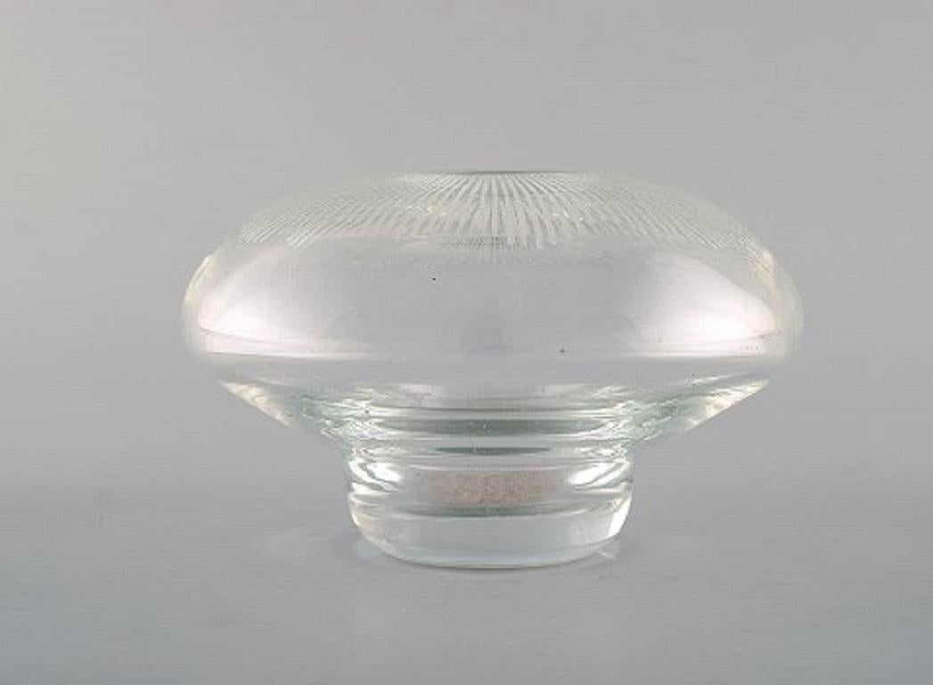 Bengt Orup pour Johansfors. Vase en verre d'art, design suédois, années 1970.
Mesures : 12,5 x 7,2 cm.
En très bon état.
Signature incisée.