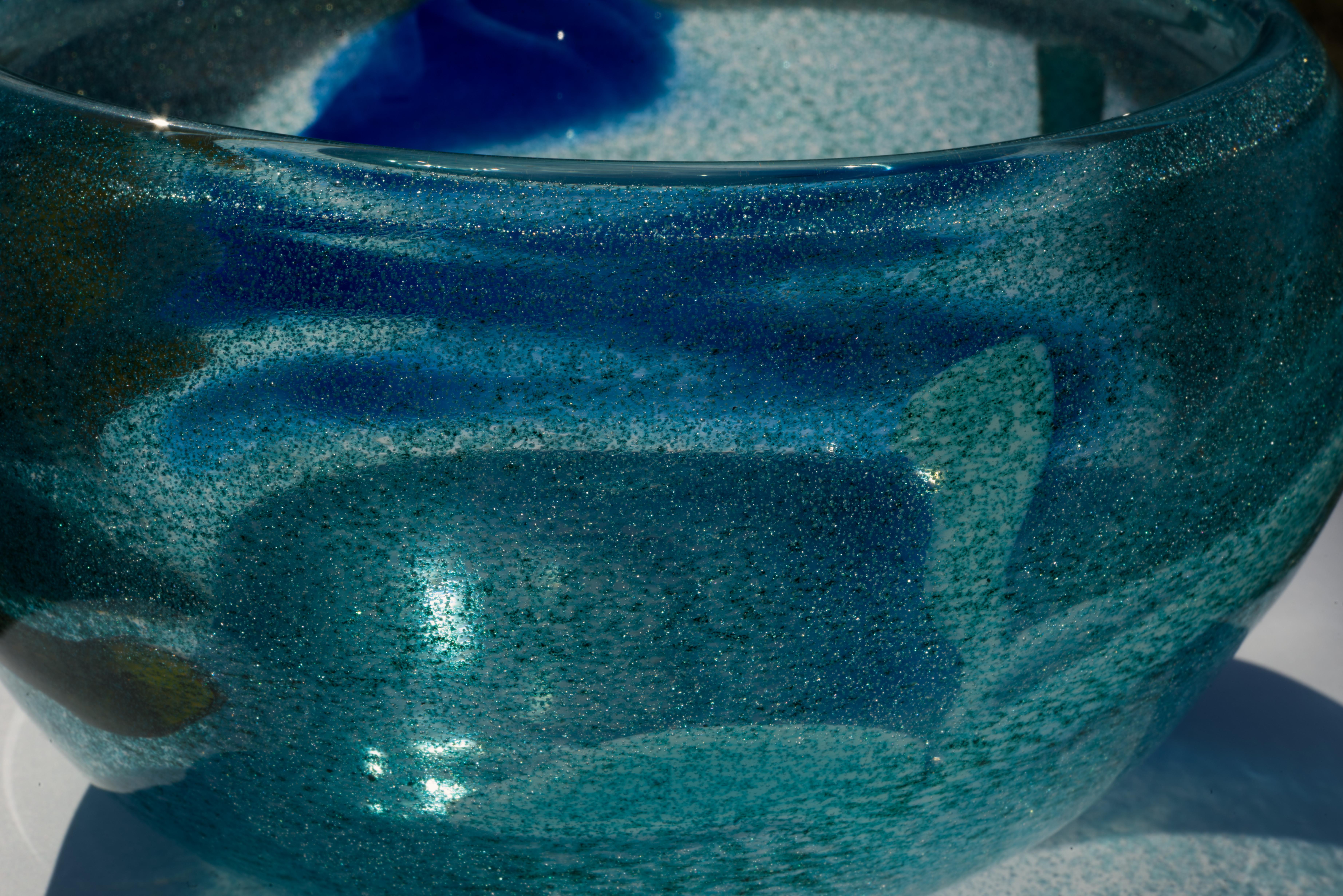 Vase en verre d'art bleu moderniste Bengt Orup pour Johansfors Suède en vente 5