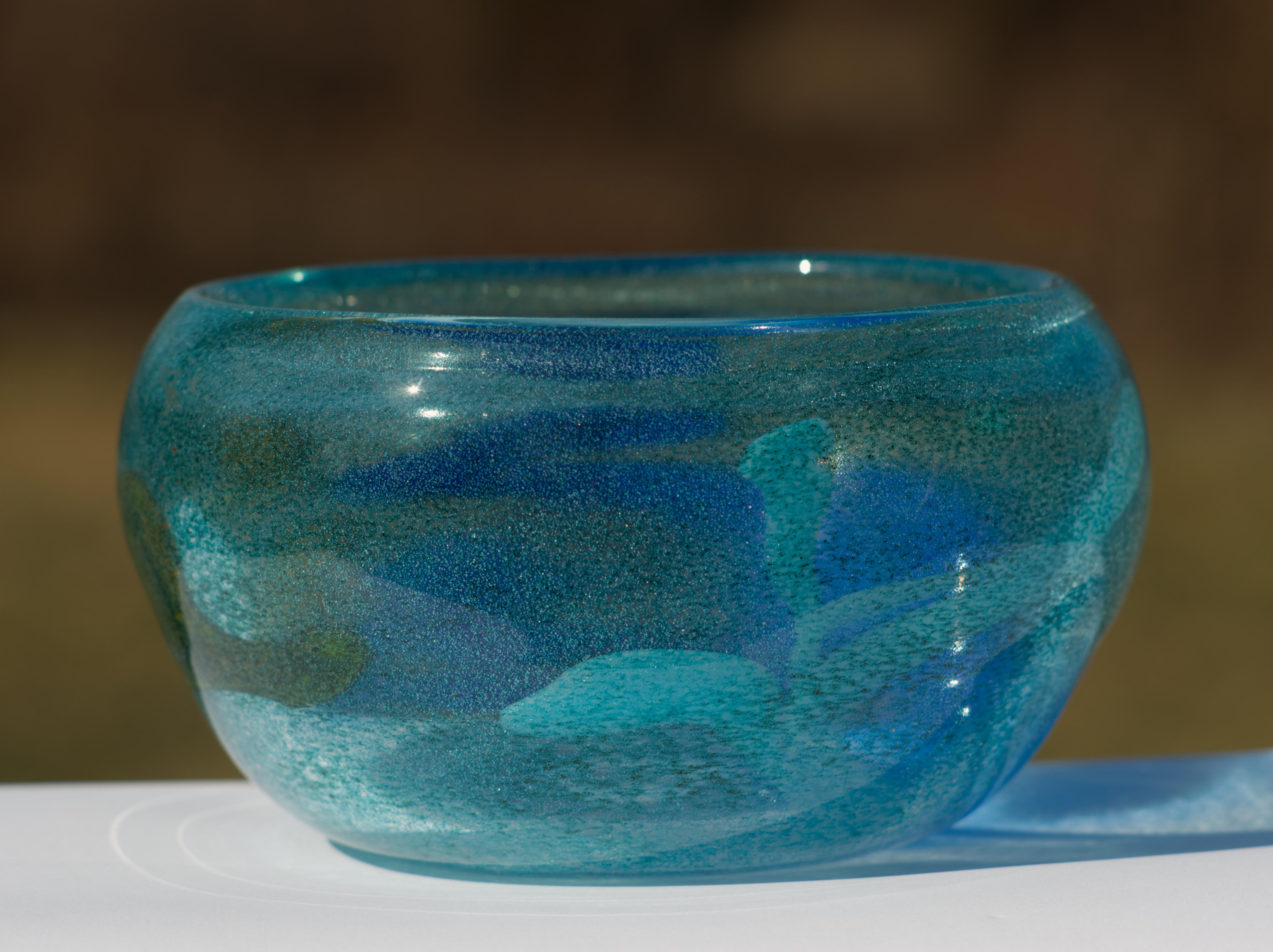 Mid-Century Modern Vase en verre d'art bleu moderniste Bengt Orup pour Johansfors Suède en vente