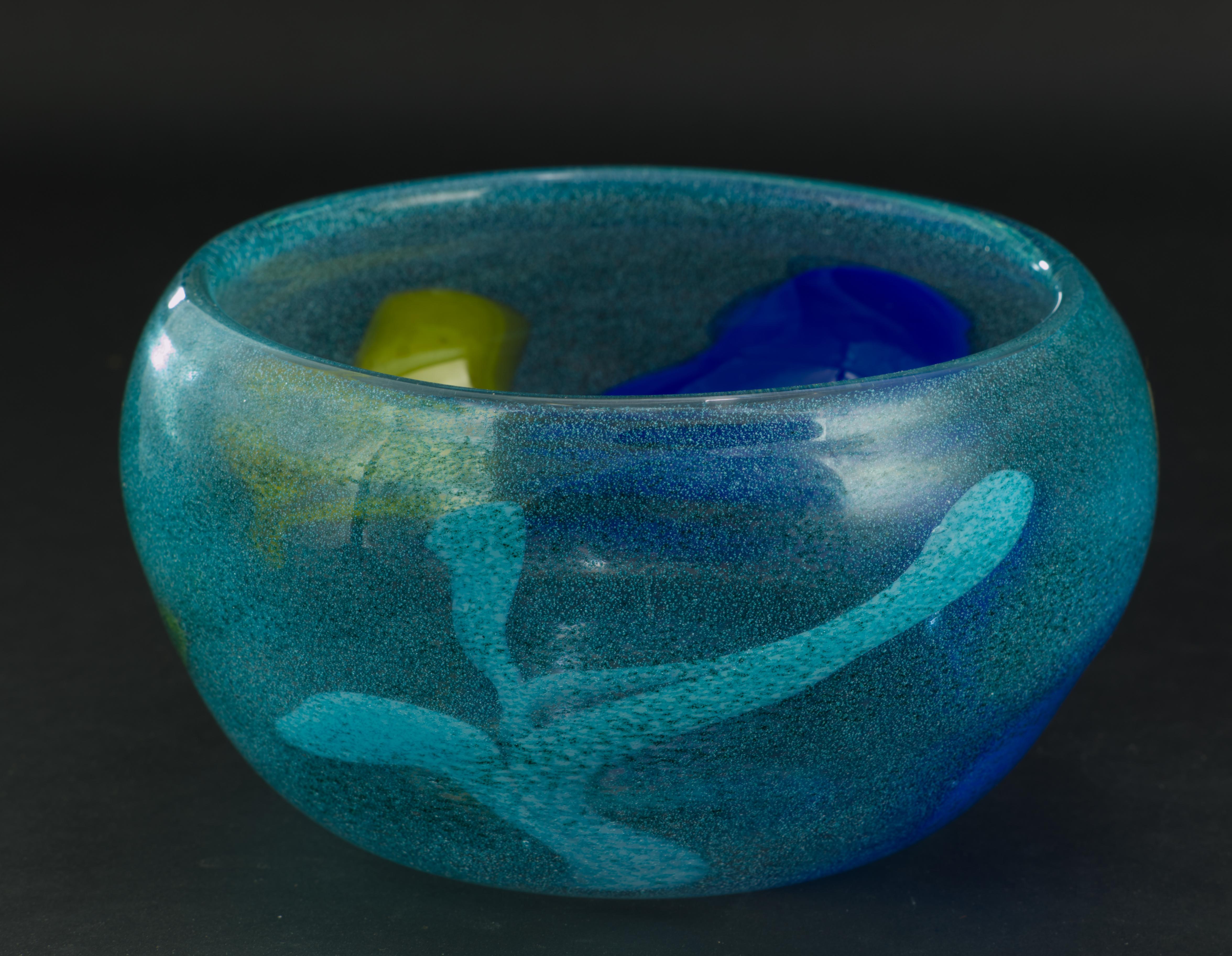 20ième siècle Vase en verre d'art bleu moderniste Bengt Orup pour Johansfors Suède en vente