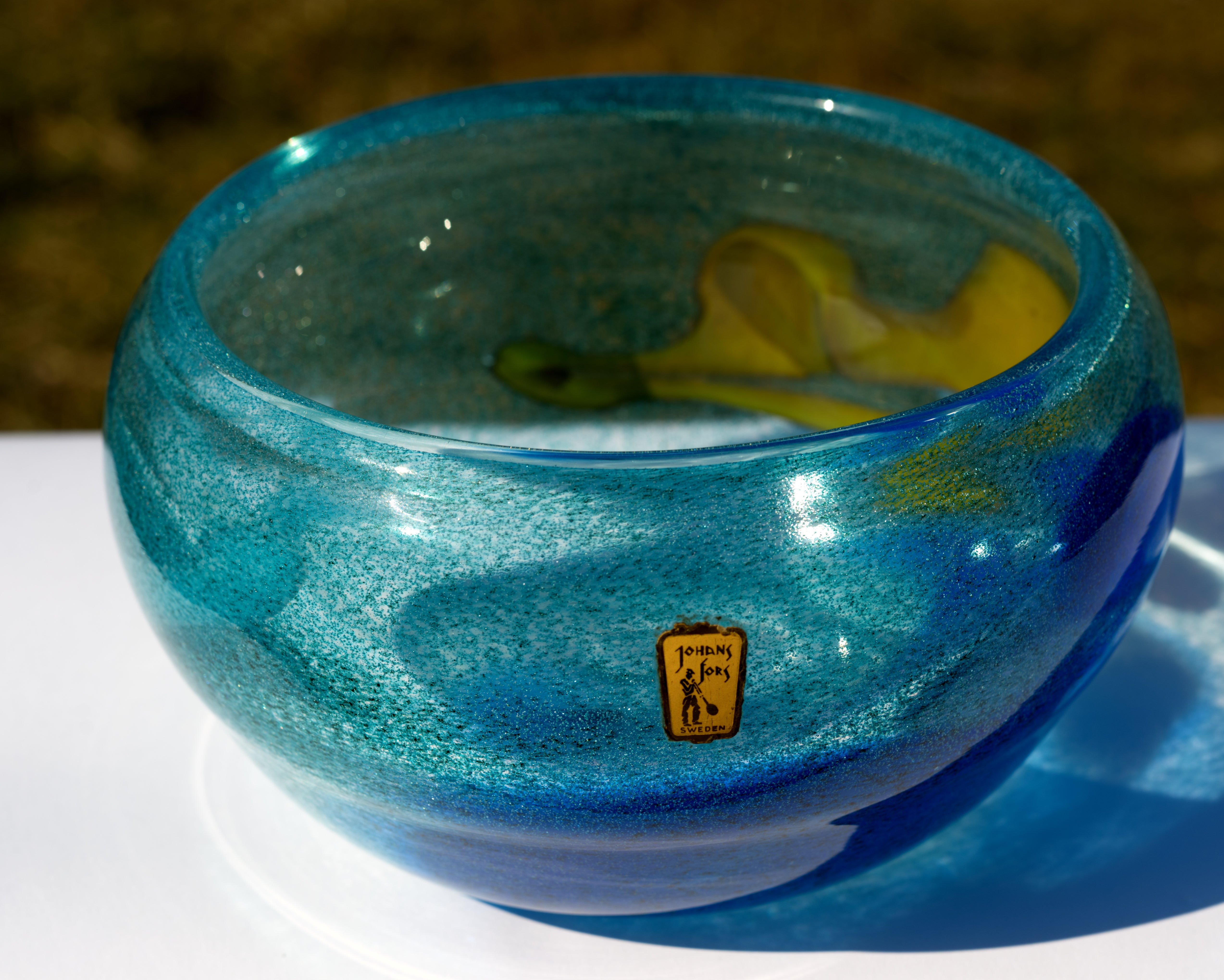 Il raro vaso in vetro artistico modernista di metà secolo è stato creato da Bengt Orup per Johansfors Glasbruk, in Svezia, negli anni '60 come parte della linea Spontana. È decorato con forme organiche e vorticose in blu cobalto, azzurro e beige
