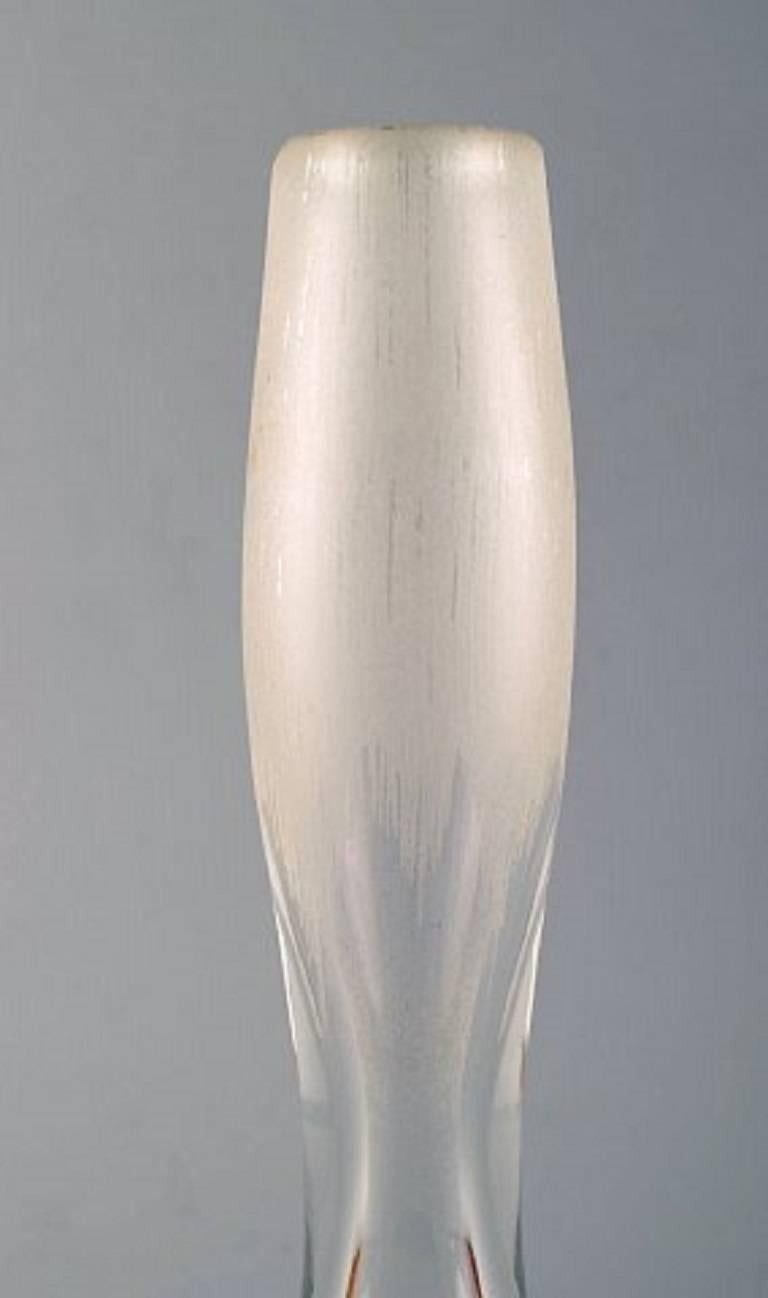 Bengt Orup, Johansfors. Vase aus Kunstglas.
Entworfen in den 1950er-1960er Jahren.
Maße: Höhe 25 cm, Durchmesser 7 cm.
In perfektem Zustand.
Unterschrieben.