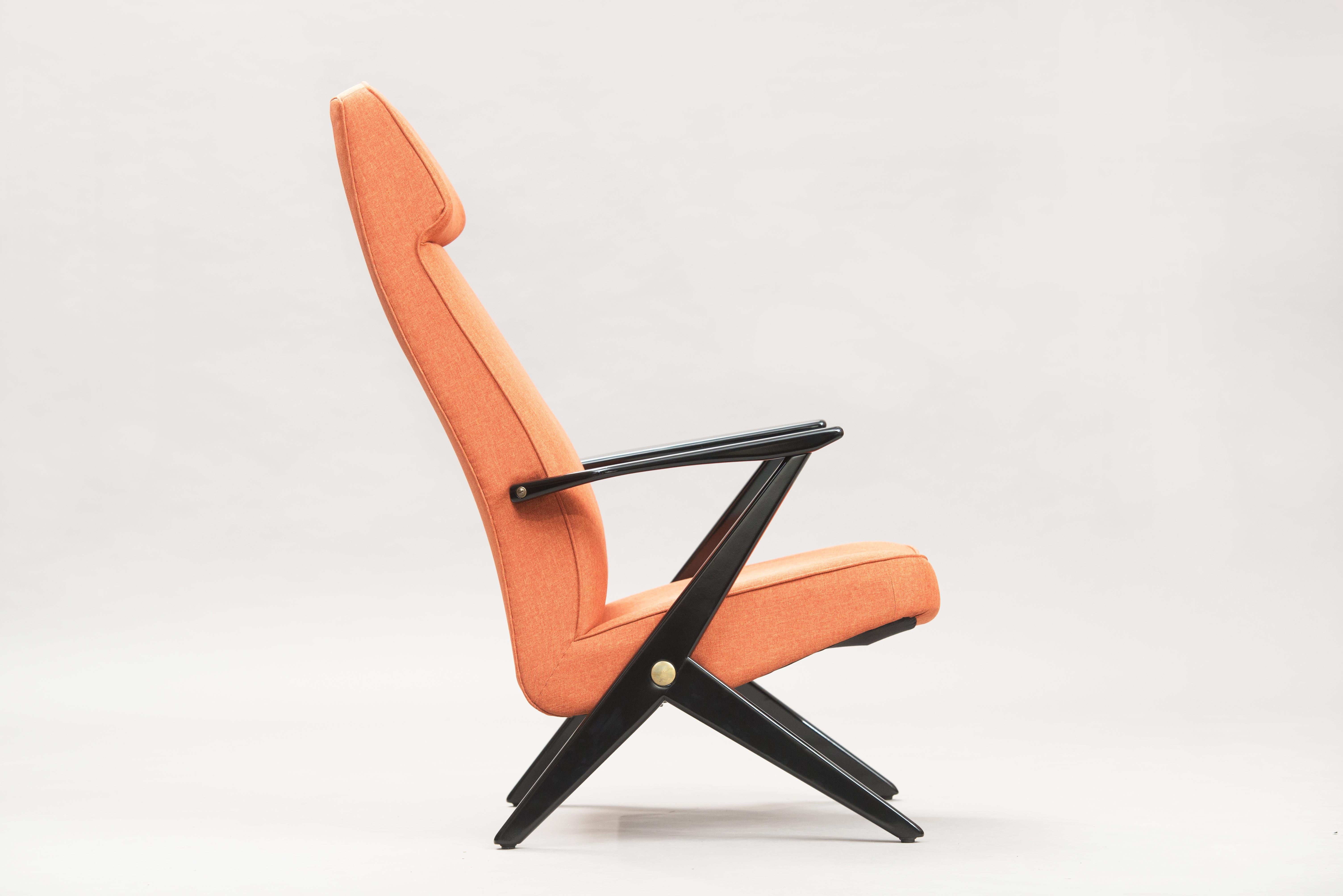 Schwarz lackierter Stuhl mit hoher Rückenlehne 
