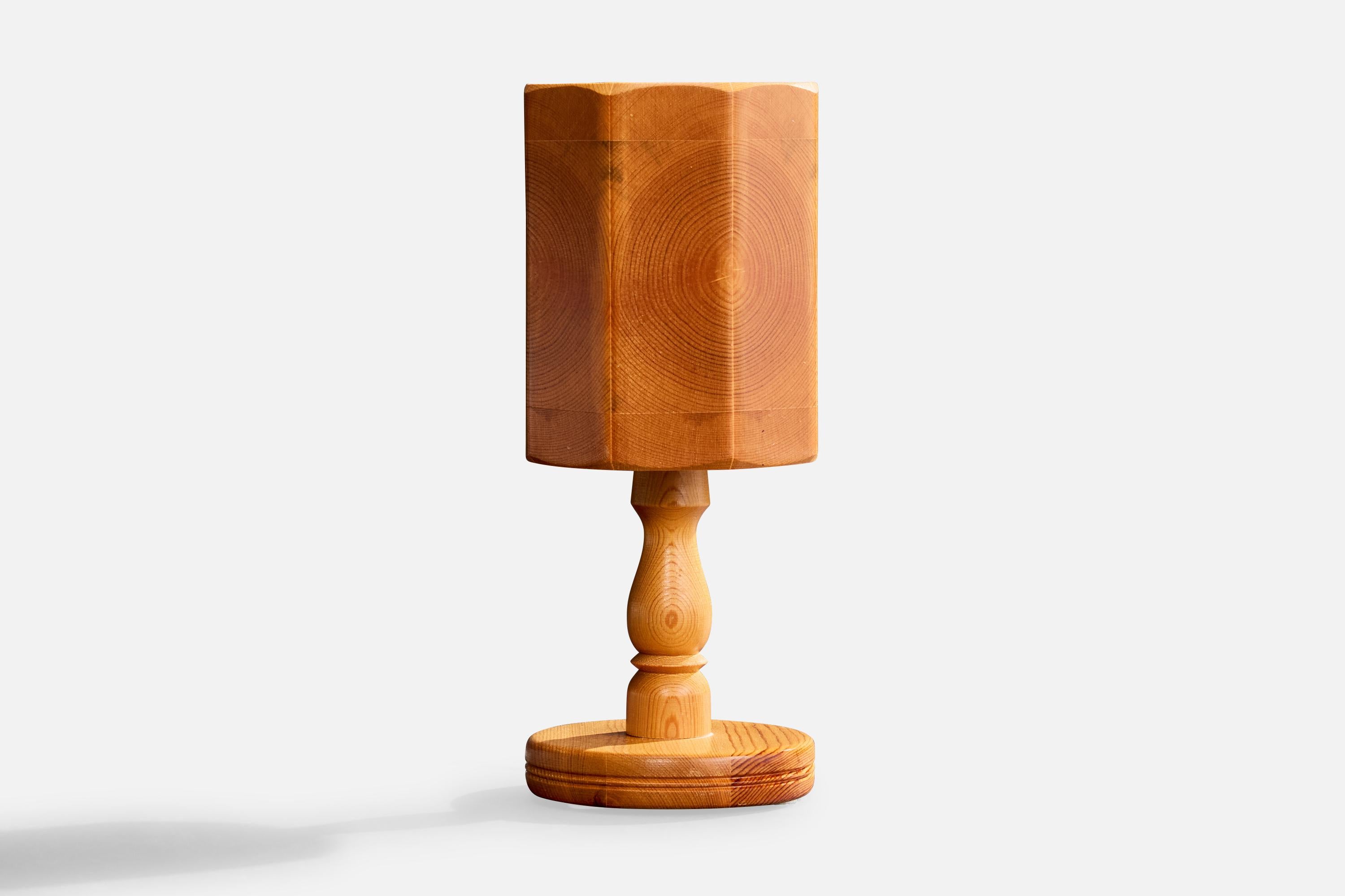 Lampe de table en pin conçue et produite par Bengt Slöjdare, Suède, c.C. 1970.

Dimensions de la lampe (pouces) : 10.55 