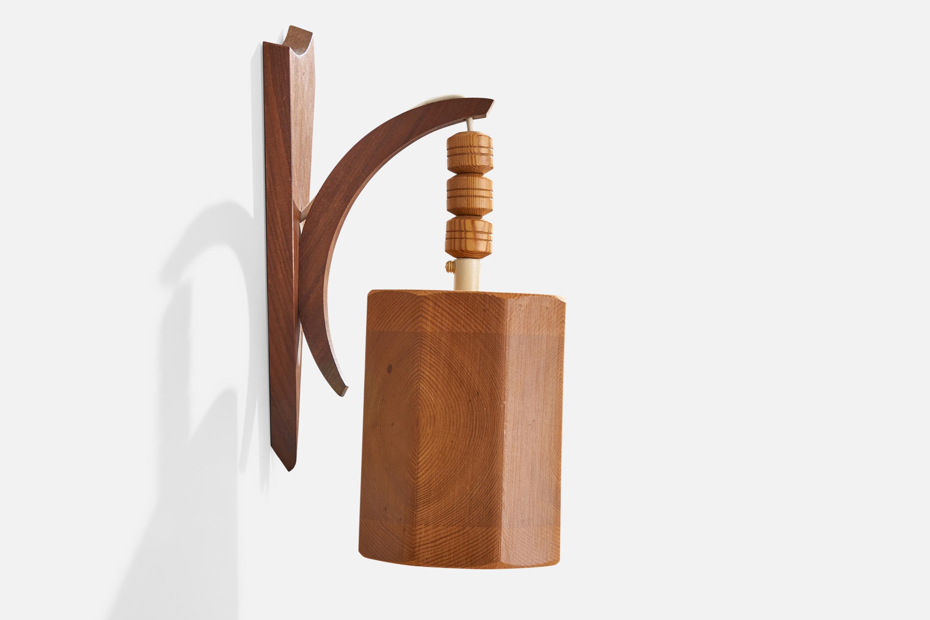 Bengt Slöjdare, Wall Light, Pine, Sweden, 1970s In Good Condition For Sale In High Point, NC