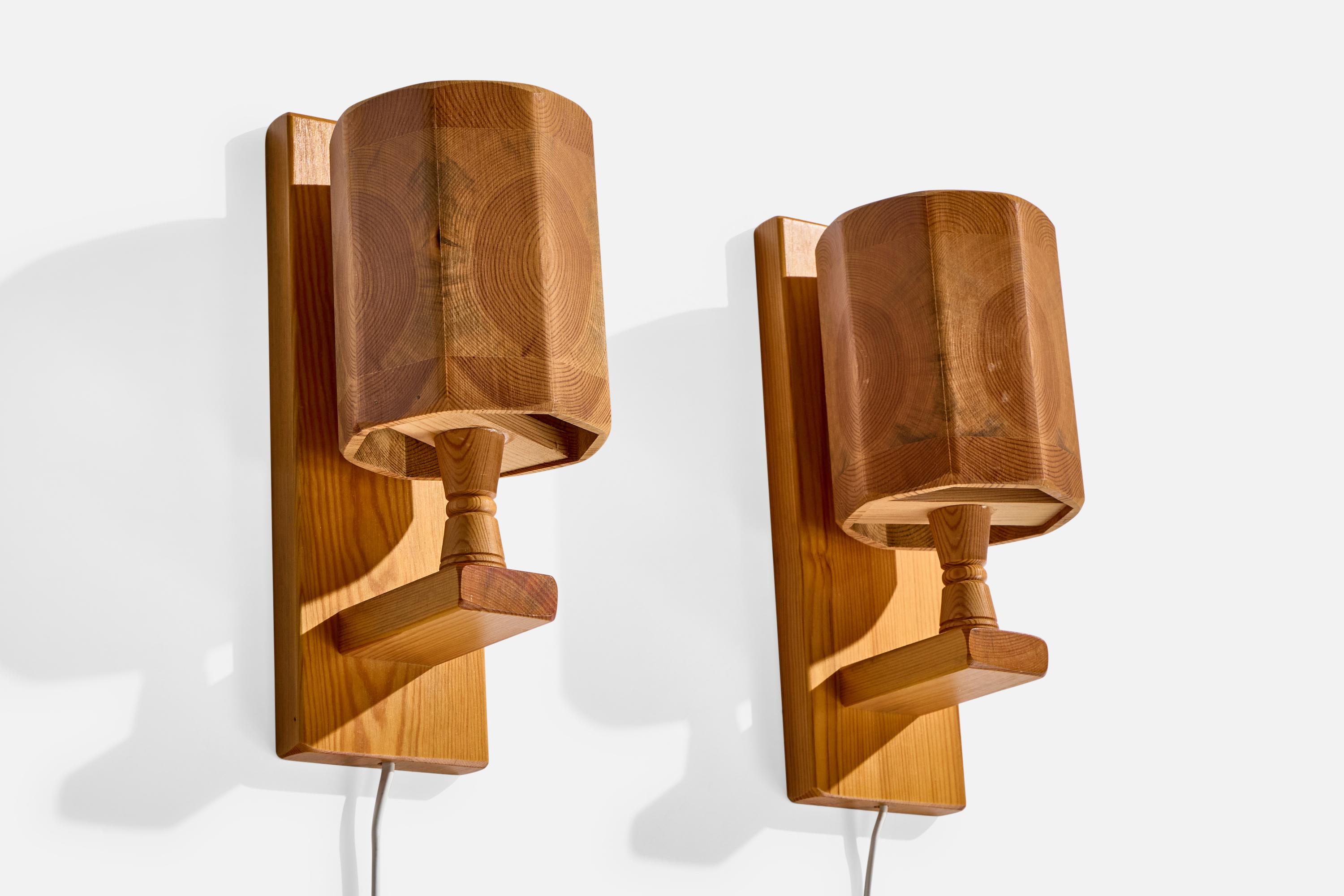 Coppia di applique in pino progettate e prodotte da Bengt Slöjdare, Svezia, anni '70 circa.

Usura coerente con l'età e l'utilizzo

Dimensioni complessive (pollici): 11,25 