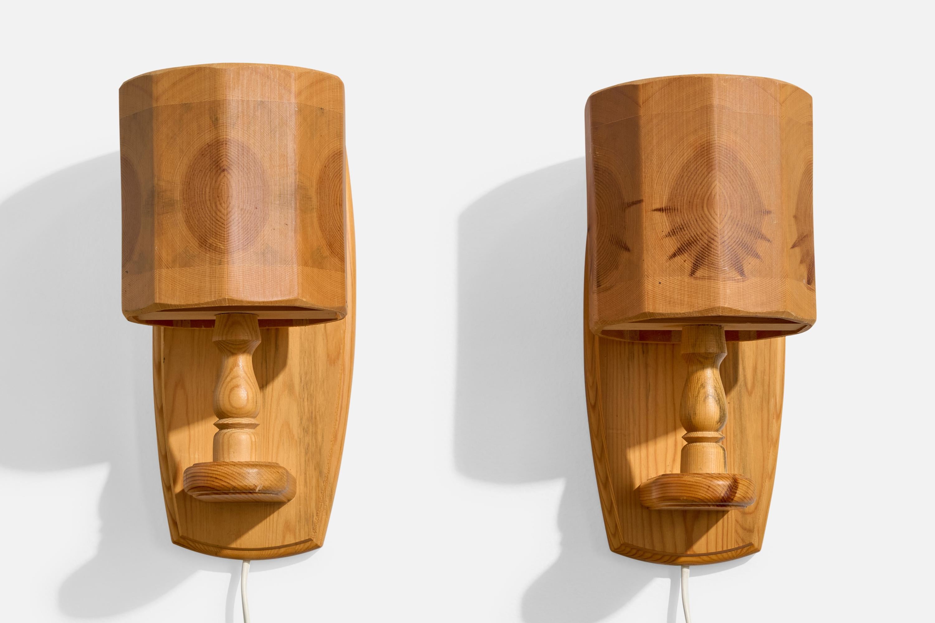 Bengt Slöjdare, Wall Lights, Pine, Sweden, 1970s In Good Condition For Sale In High Point, NC