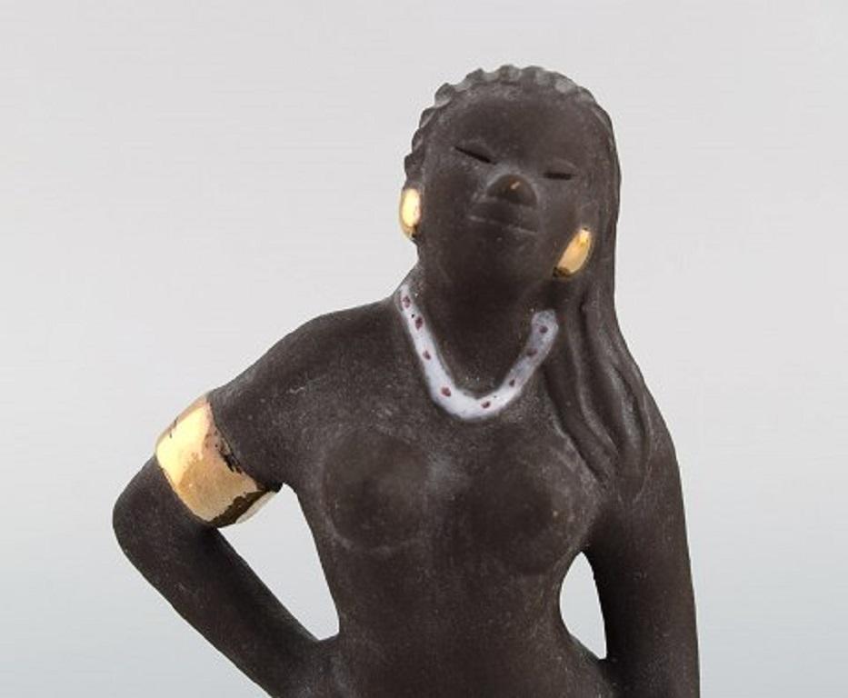 Bengt wall, Sweden. Balinese girl in raw and glazed ceramics with gold decoration, 1950s.
Measures: 22 x 13 cm.
In very good condition.
Signed.