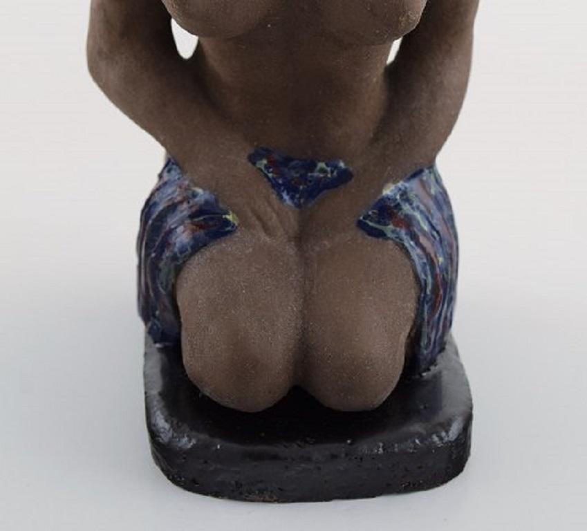 Bengt wall, Sweden. Balinese girl in raw and glazed ceramics with gold decoration, 1950s.
Measures: 18 x 11 cm.
In very good condition.
Signed.