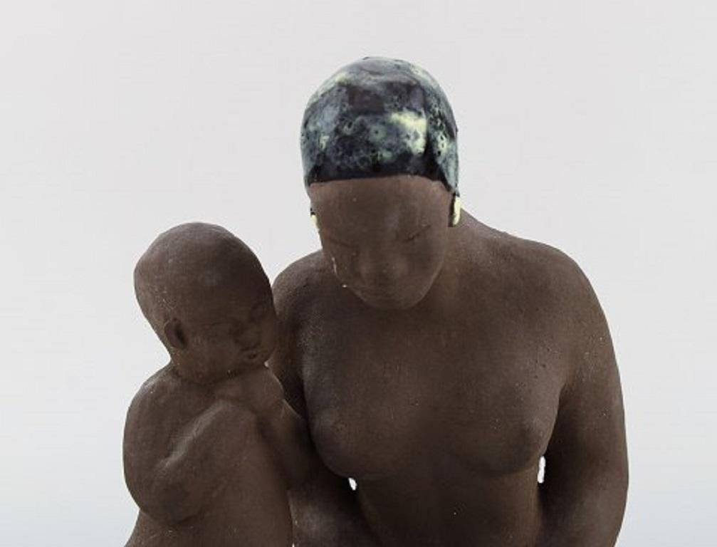 Bengt wall, Suède. Fille balinaise avec enfant en céramique brute et émaillée, années 1950.
Mesures : 19,5 x 14 cm.
En très bon état.
Signé.