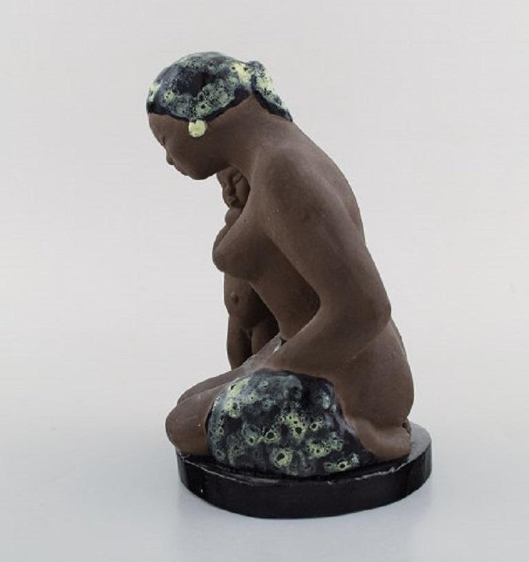 Bengt Wall, Sweden, Balinese Girl with Child in Raw and Glazed Ceramics, 1950s In Good Condition For Sale In Copenhagen, DK