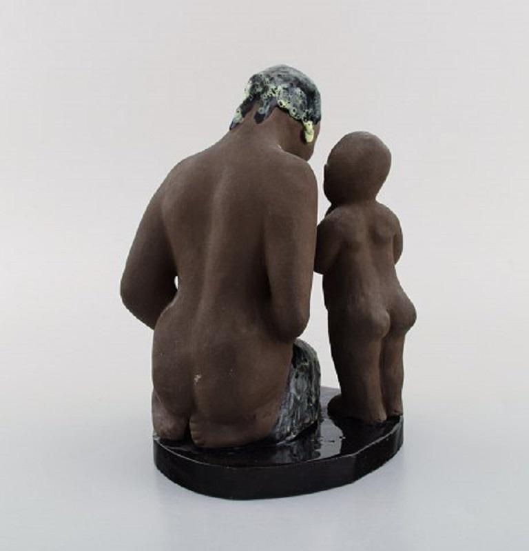 Milieu du XXe siècle Bengt Wall, Suède, jeune fille balinaise avec un enfant en céramique brute et émaillée, années 1950 en vente