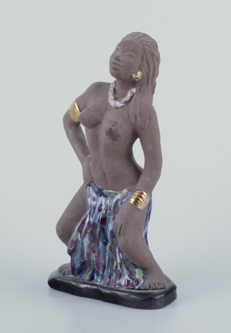 Bengt Wall, Suecia. Figurita de una niña de Bali. Cerámica cruda y esmaltada Sueco en venta