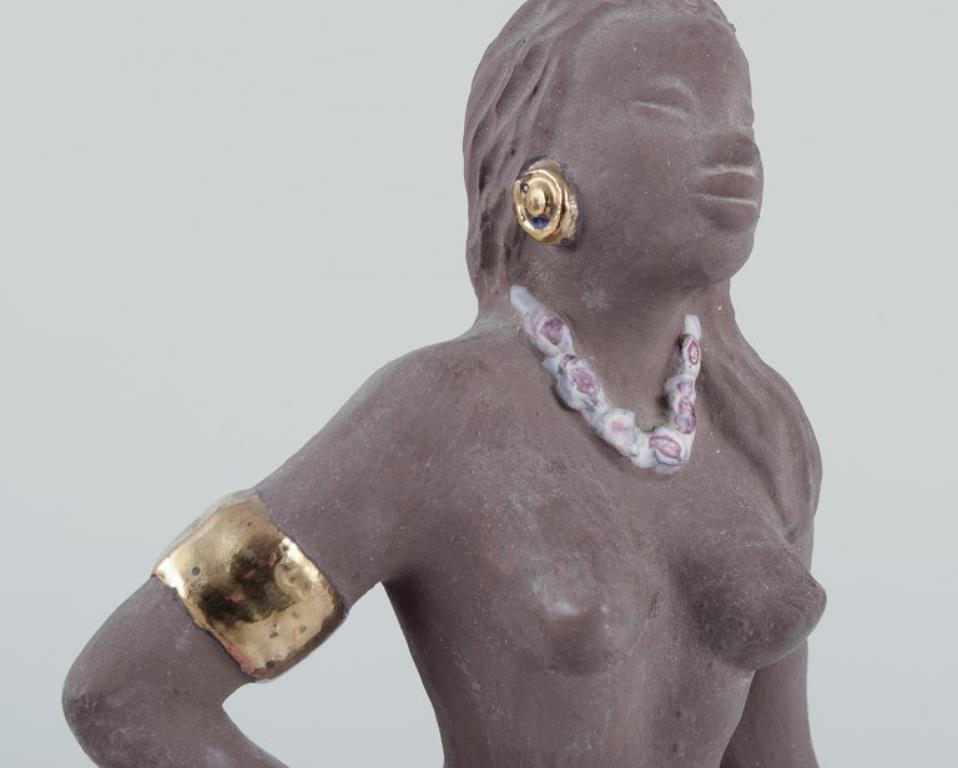 Bengt Wall, Suecia. Figurita de una niña de Bali. Cerámica cruda y esmaltada Glaseado en venta