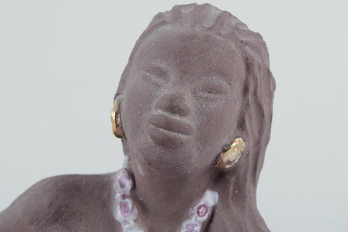 Bengt Wall, Suecia. Figurita de una niña de Bali. Cerámica cruda y esmaltada en Excelente estado para la venta en Copenhagen, DK