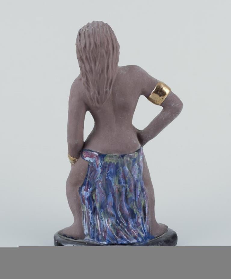 Bengt Wall, Suecia. Figurita de una niña de Bali. Cerámica cruda y esmaltada mediados del siglo XX en venta