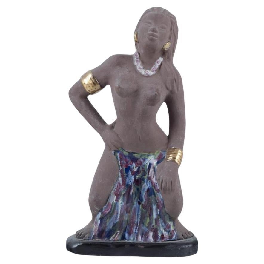 Bengt Wall, Suecia. Figurita de una niña de Bali. Cerámica cruda y esmaltada en venta