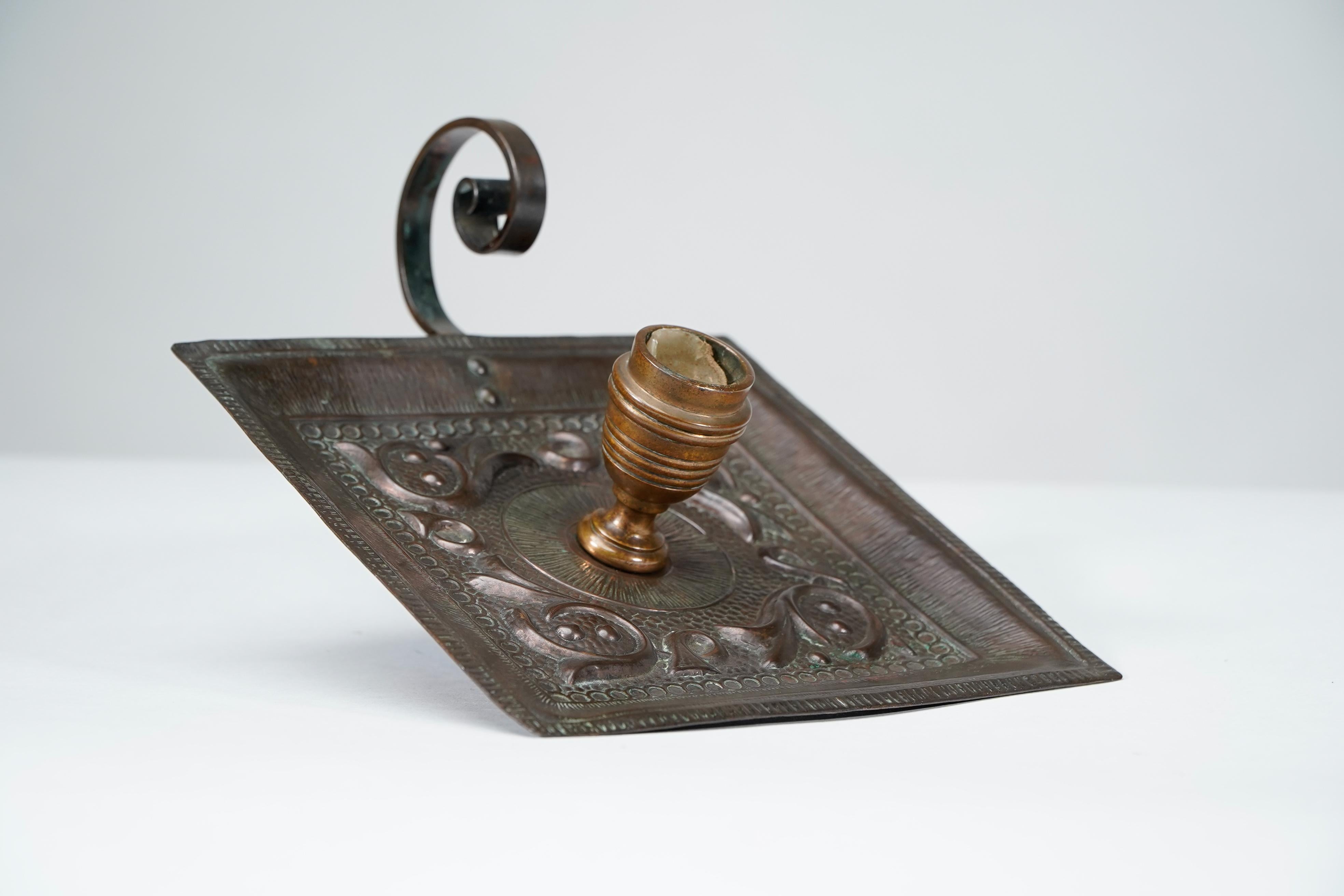 Benham & Froud Londra. Una coppia di portacandele notturni in rame di Arts and Crafts in vendita 6