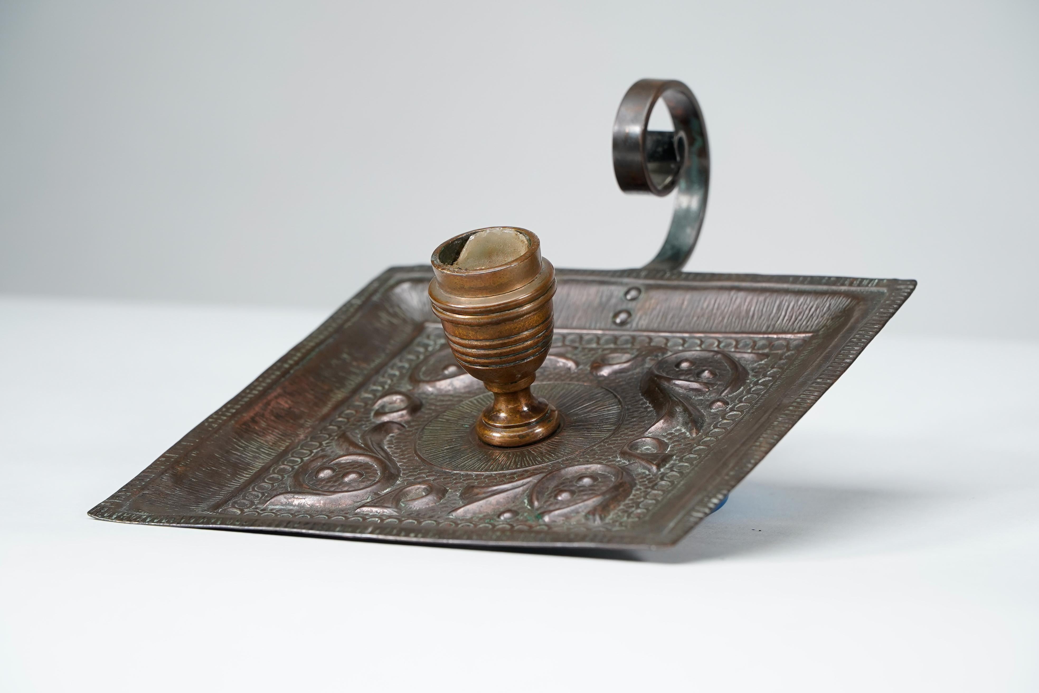 Benham & Froud Londra. Una coppia di portacandele notturni in rame di Arts and Crafts in vendita 7