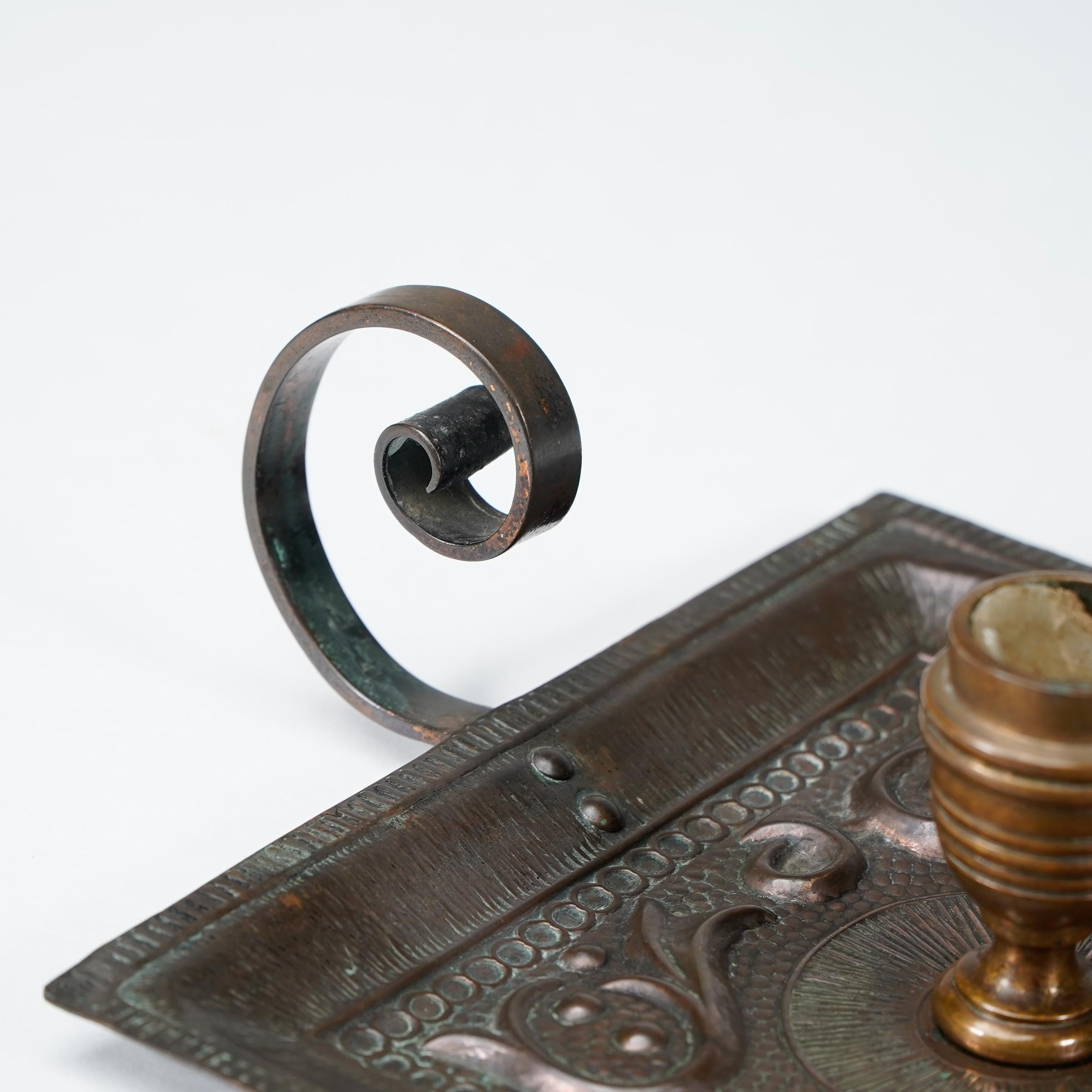 Benham & Froud Londra. Una coppia di portacandele notturni in rame di Arts and Crafts in vendita 8