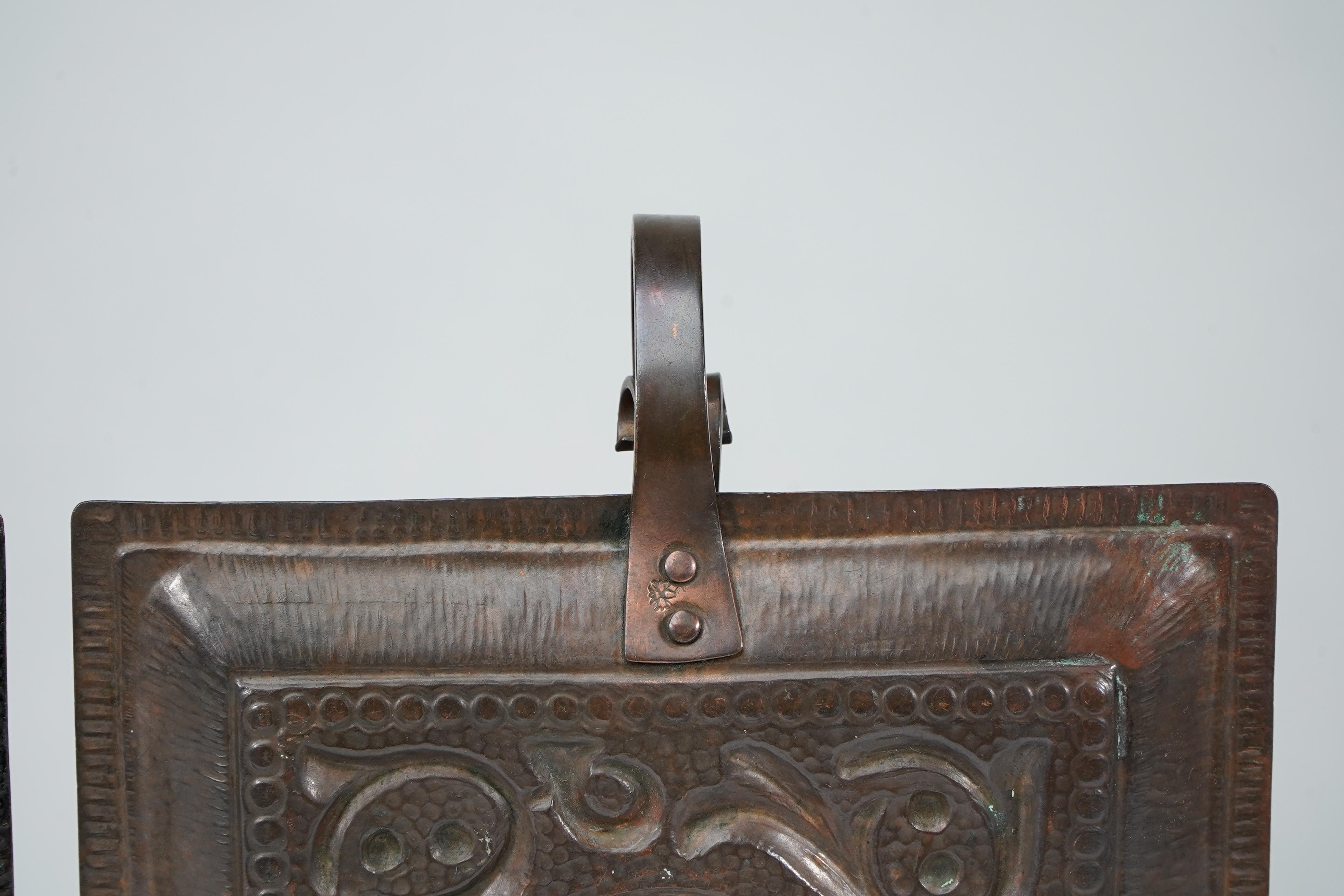 Benham & Froud Londra. Una coppia di portacandele notturni in rame di Arts and Crafts in vendita 10
