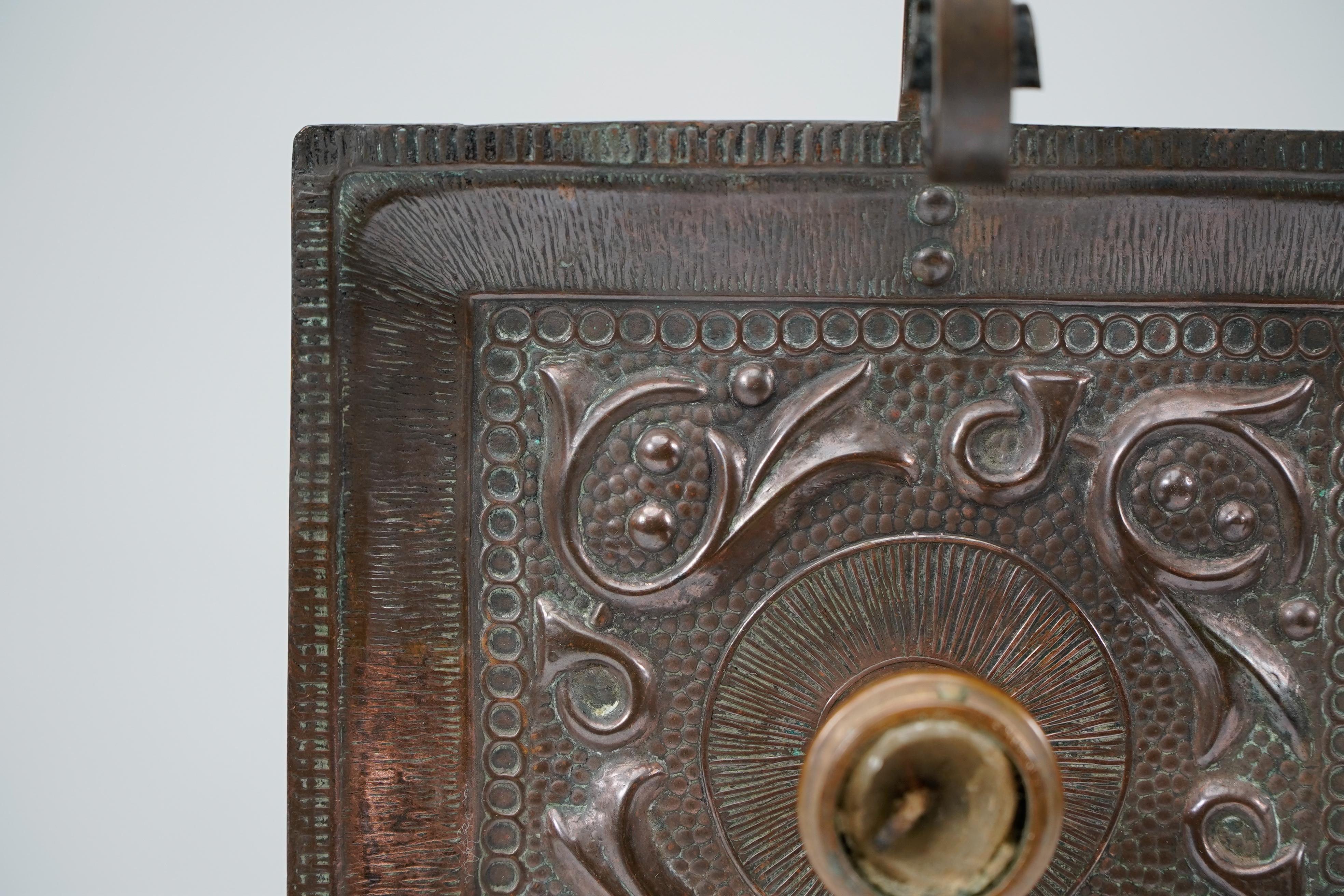 Benham & Froud Londra. Una coppia di portacandele notturni in rame di Arts and Crafts in vendita 13