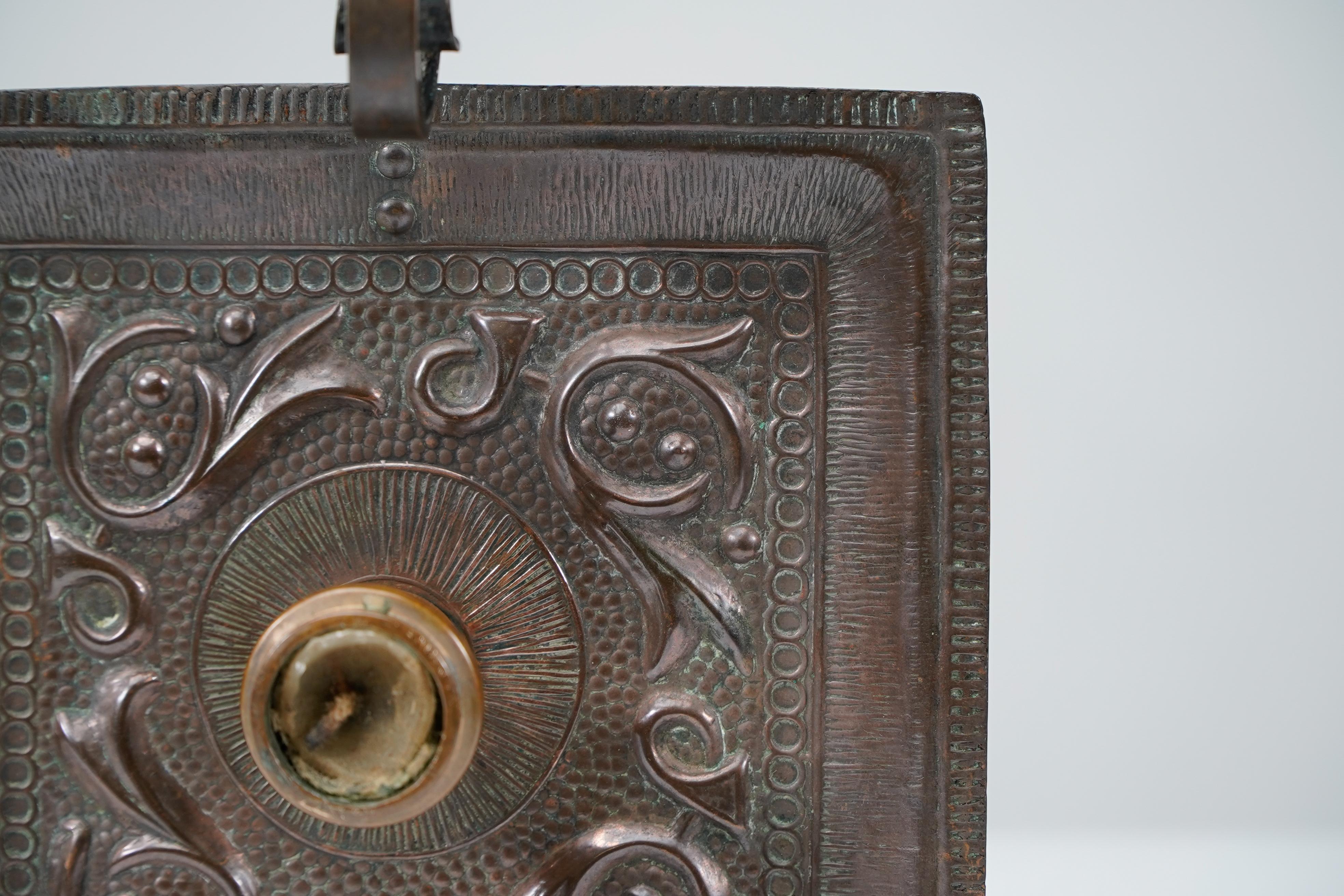 Benham & Froud Londra. Una coppia di portacandele notturni in rame di Arts and Crafts in vendita 14