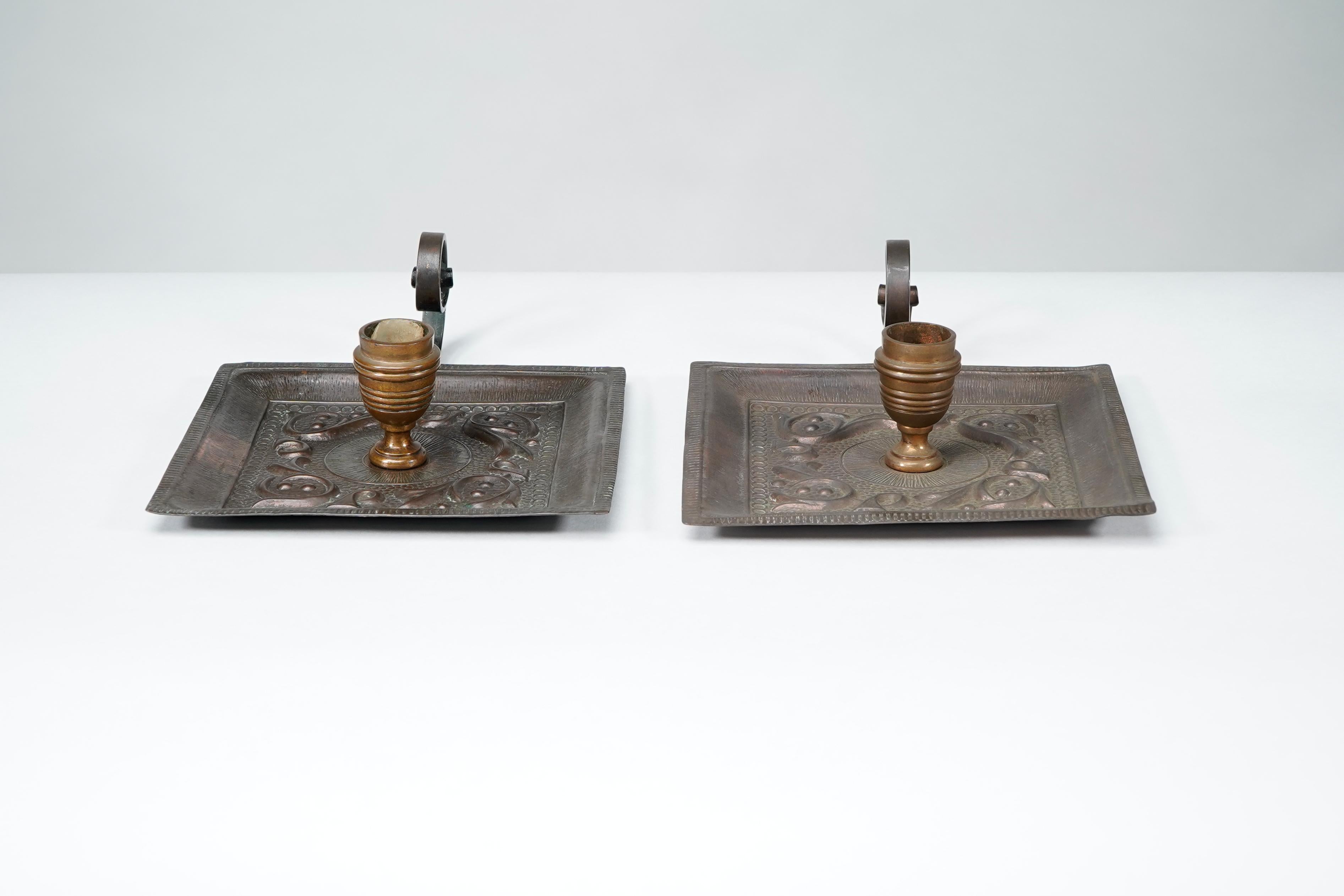 Inglese Benham & Froud Londra. Una coppia di portacandele notturni in rame di Arts and Crafts in vendita