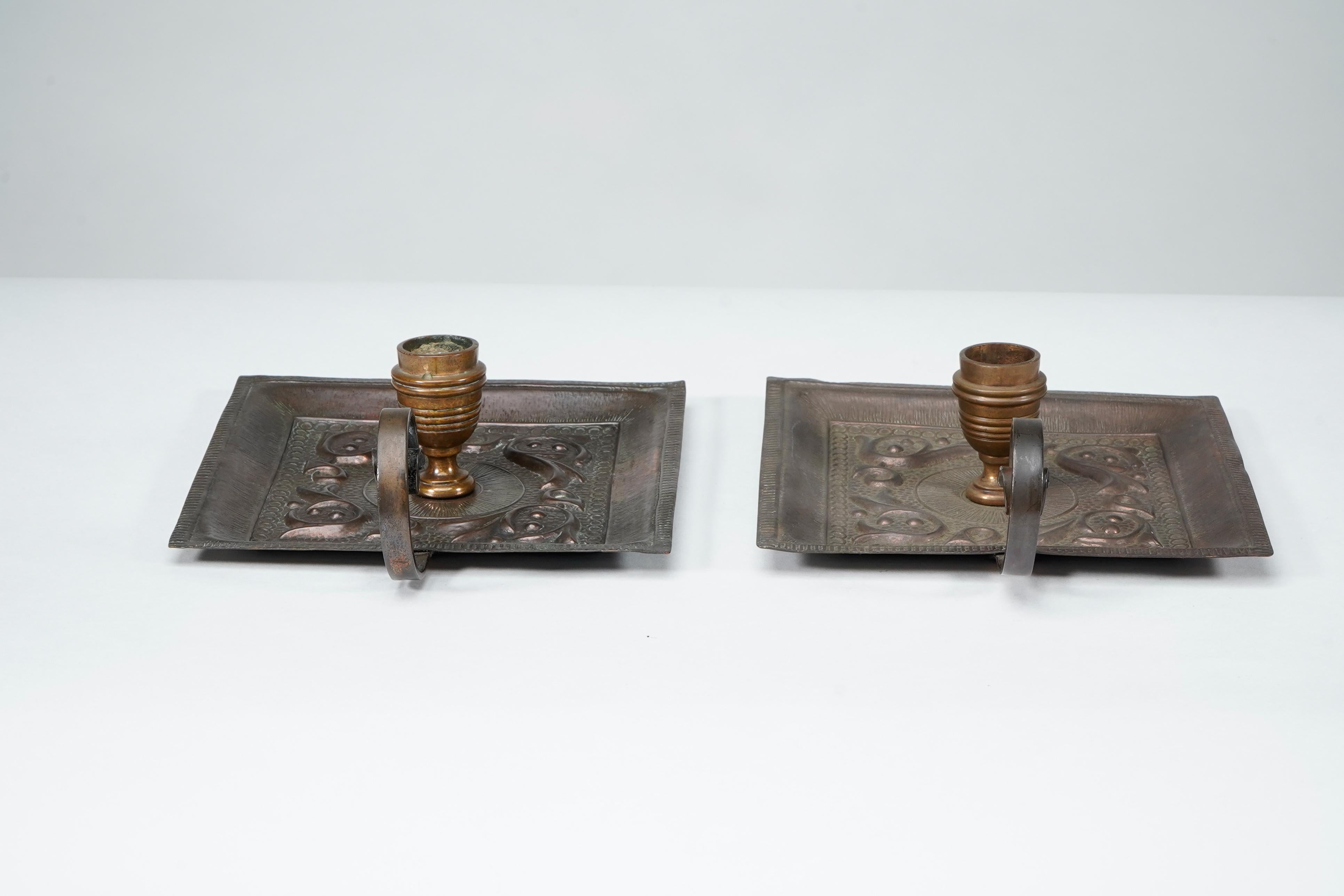 Fine XIX secolo Benham & Froud Londra. Una coppia di portacandele notturni in rame di Arts and Crafts in vendita