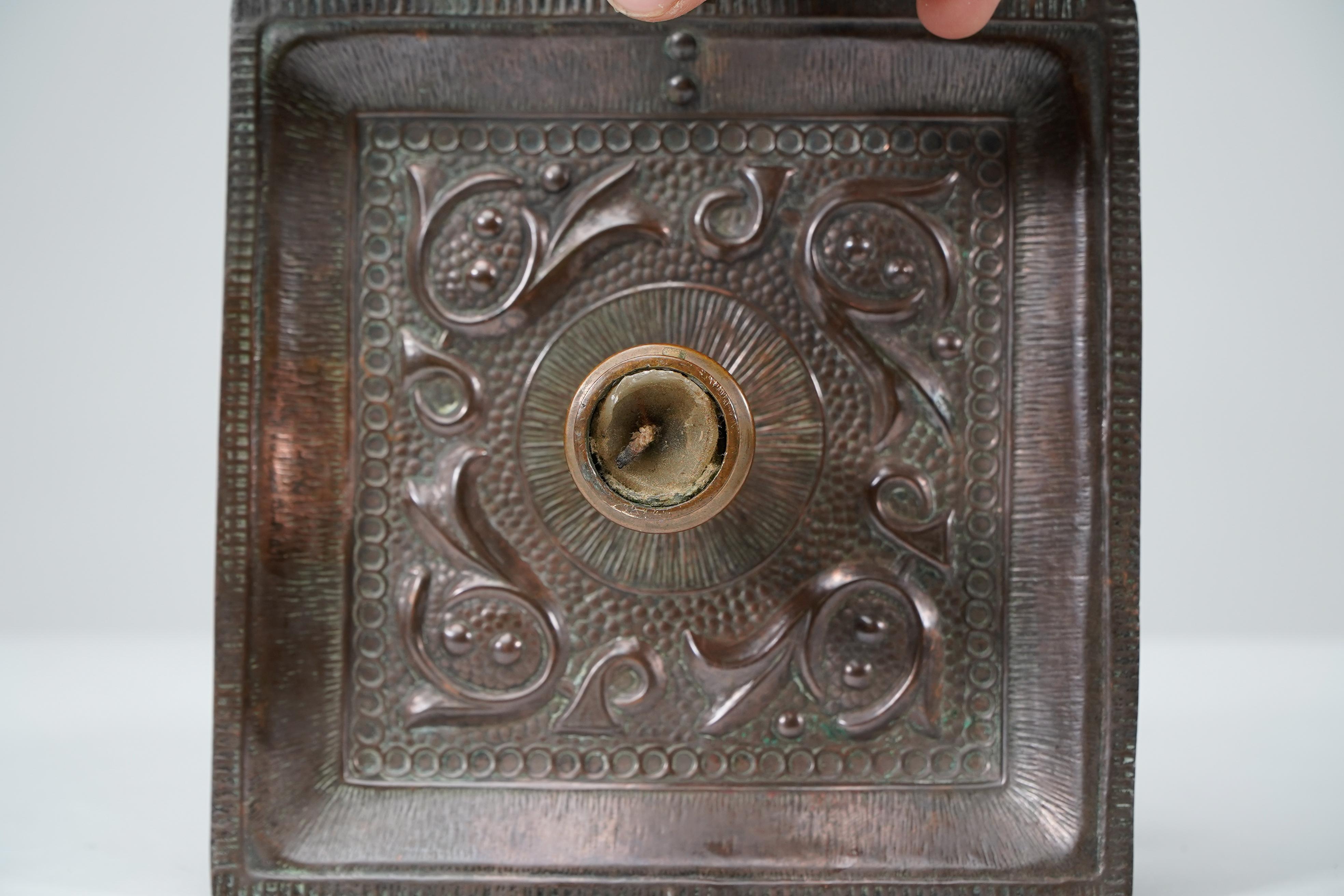 Benham & Froud Londra. Una coppia di portacandele notturni in rame di Arts and Crafts in vendita 2