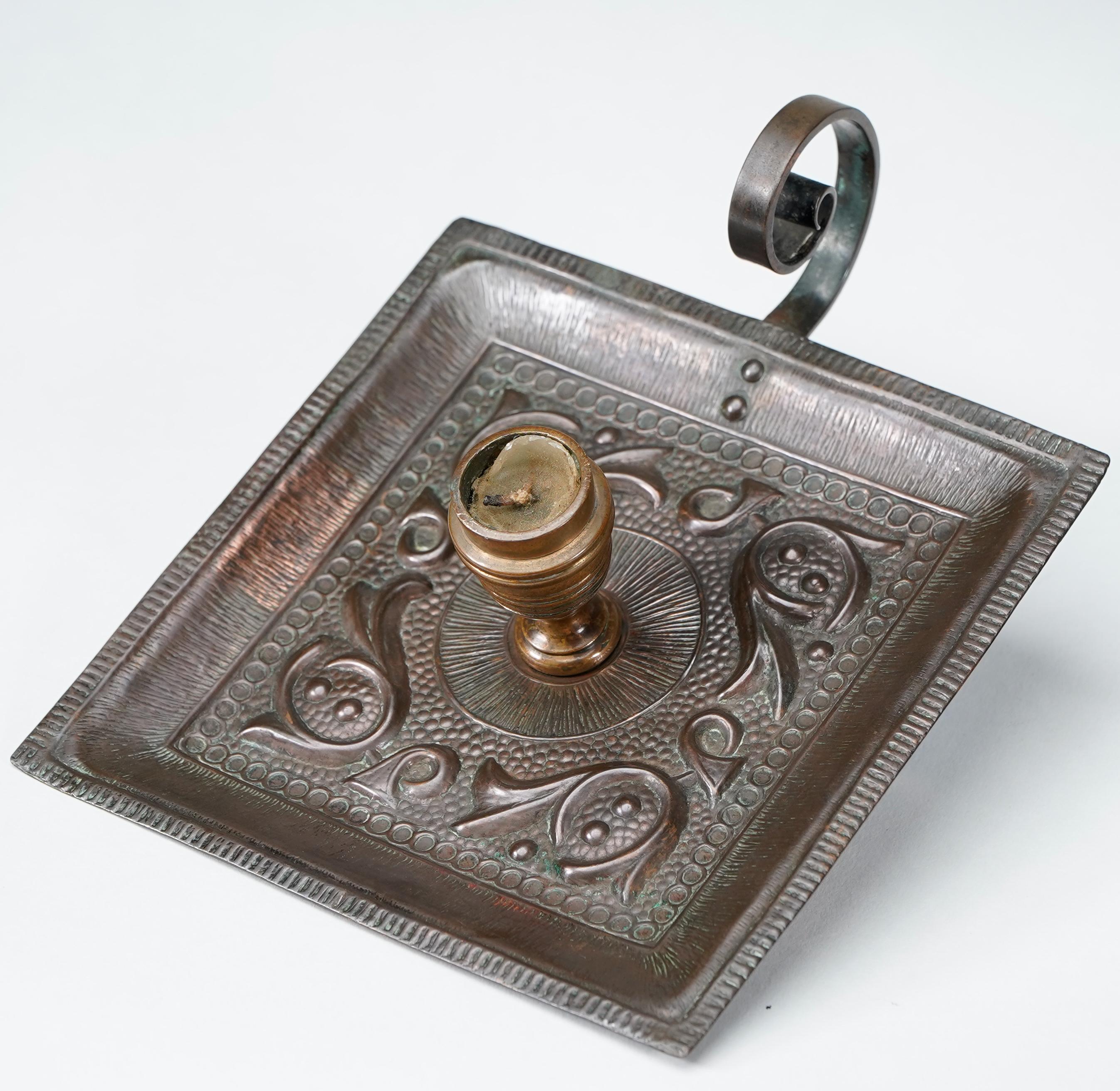 Benham & Froud Londra. Una coppia di portacandele notturni in rame di Arts and Crafts in vendita 3