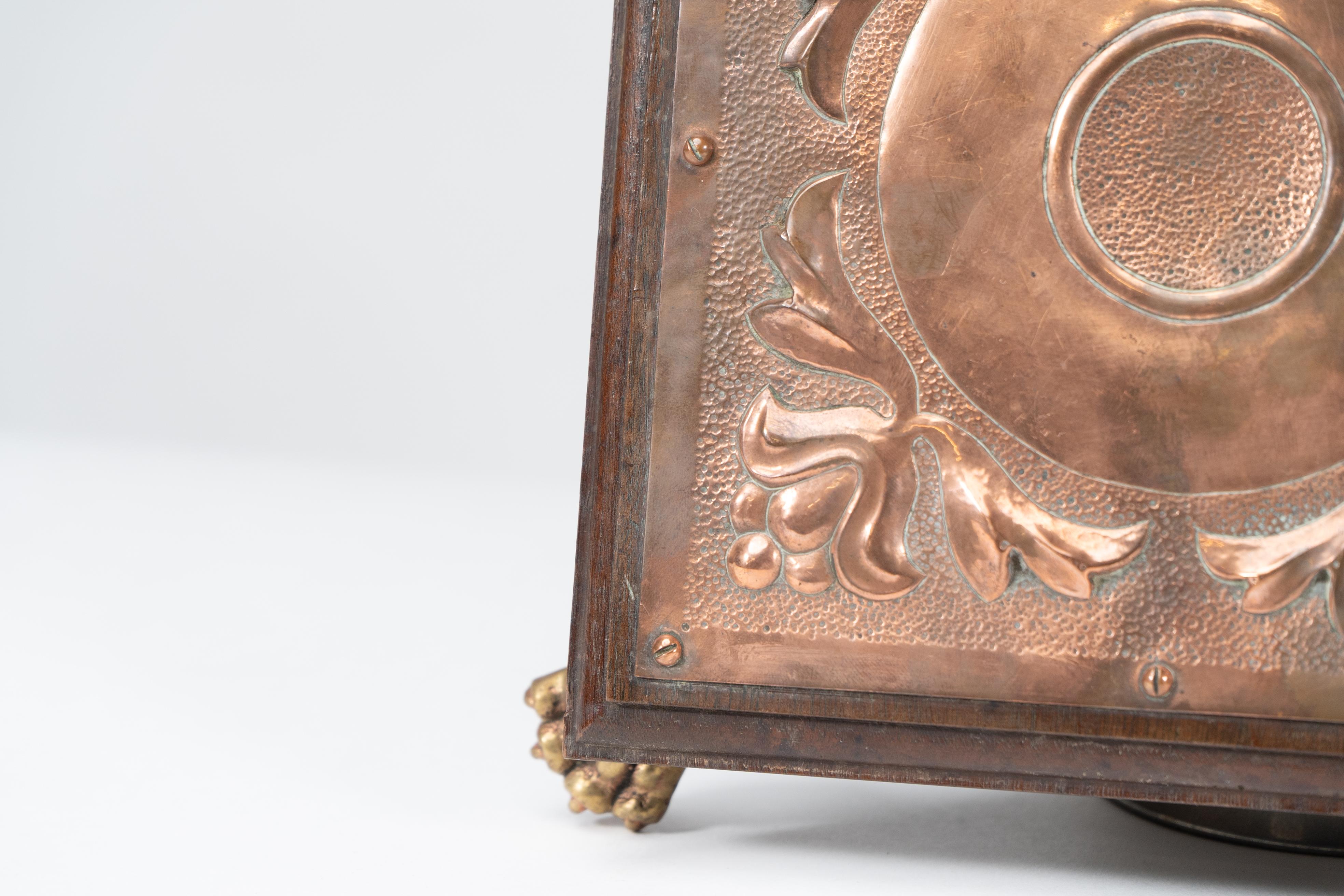 Benham & Froud attri. Ständer oder Untersetzer für Teekannen aus Kupfer und Eiche im Arts & Crafts-Stil im Angebot 3