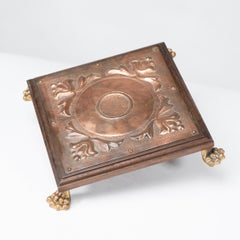 Benham & Froud attri. Soporte para tetera o salvamanteles Arts & Crafts de cobre y roble