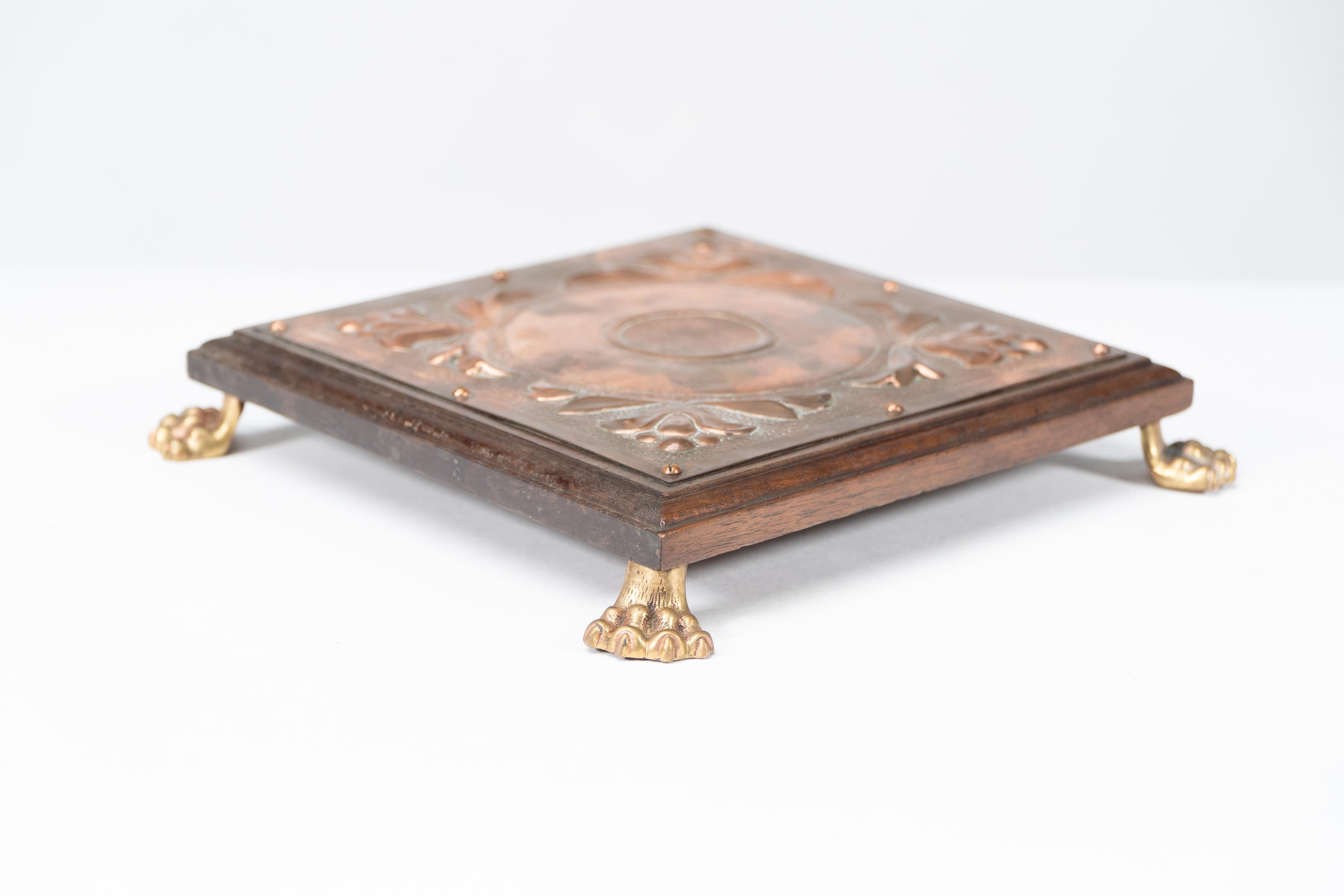 Benham & Froud attri. Ständer oder Untersetzer für Teekannen aus Kupfer und Eiche im Arts & Crafts-Stil (Spätes 19. Jahrhundert) im Angebot