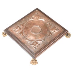 Benham & Froud attri. Soporte para tetera o salvamanteles Arts & Crafts de cobre y roble